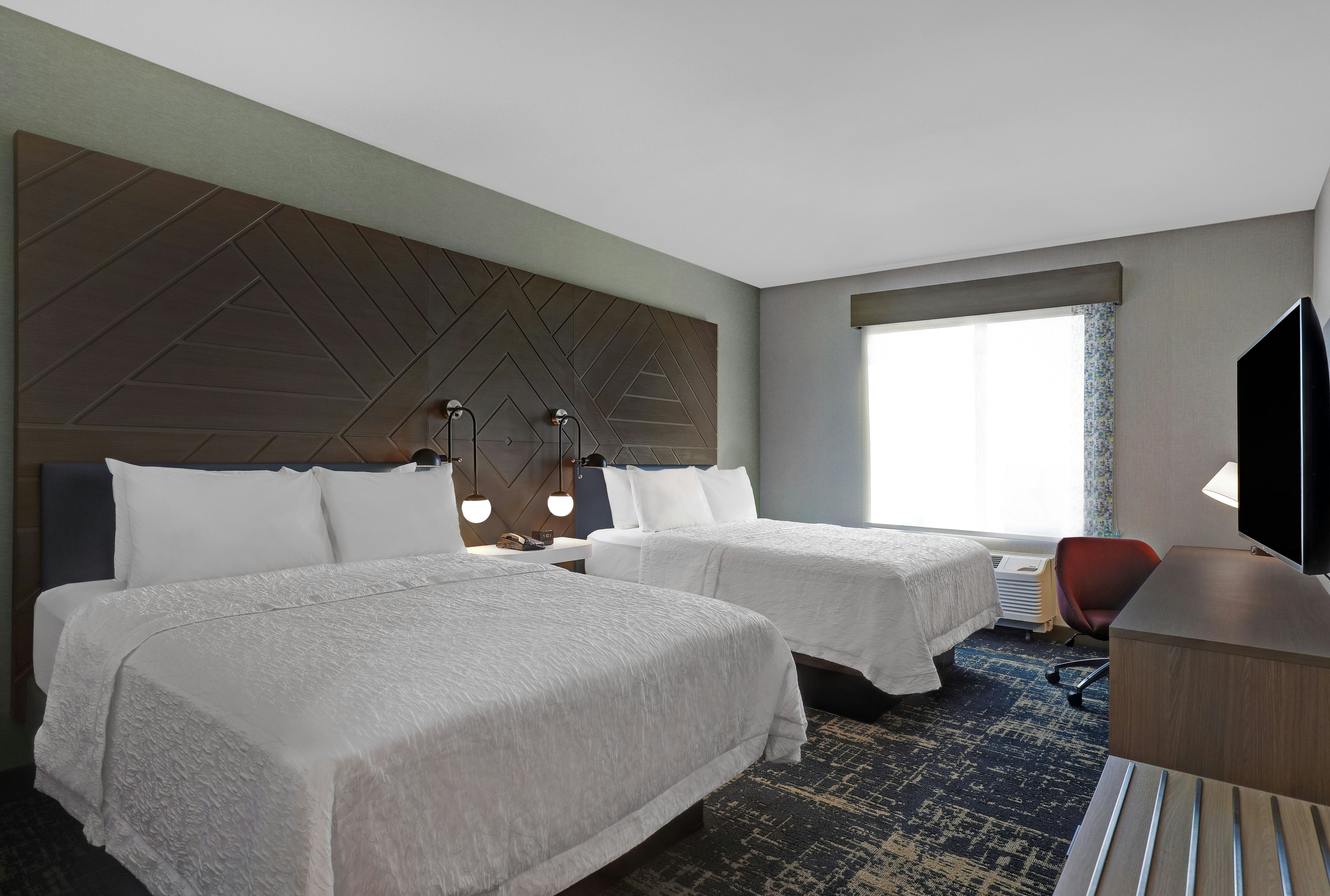 2 QUEEN BEDS W/ FRIDGE NS