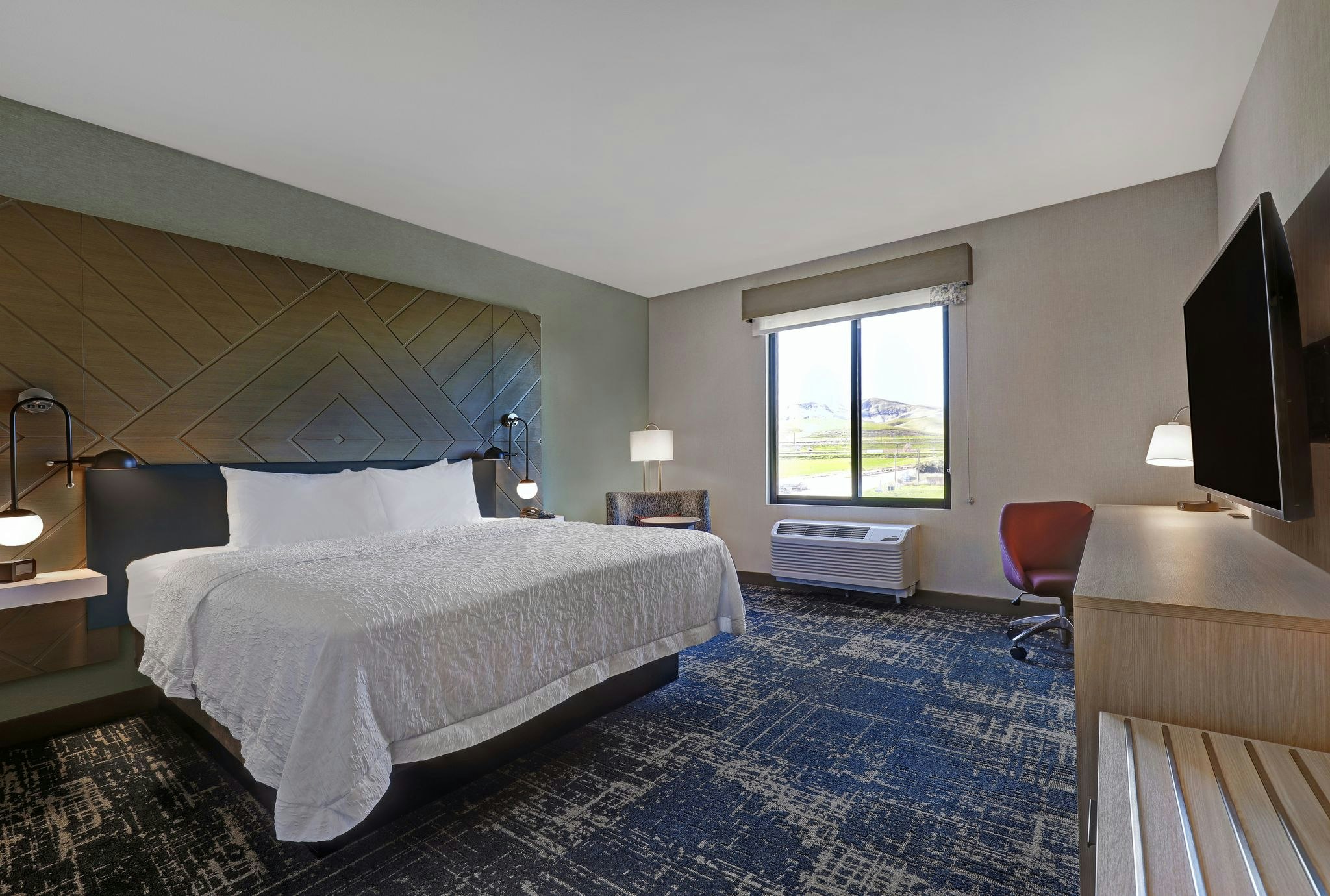 KING ROOM W/ FRIDGE NS