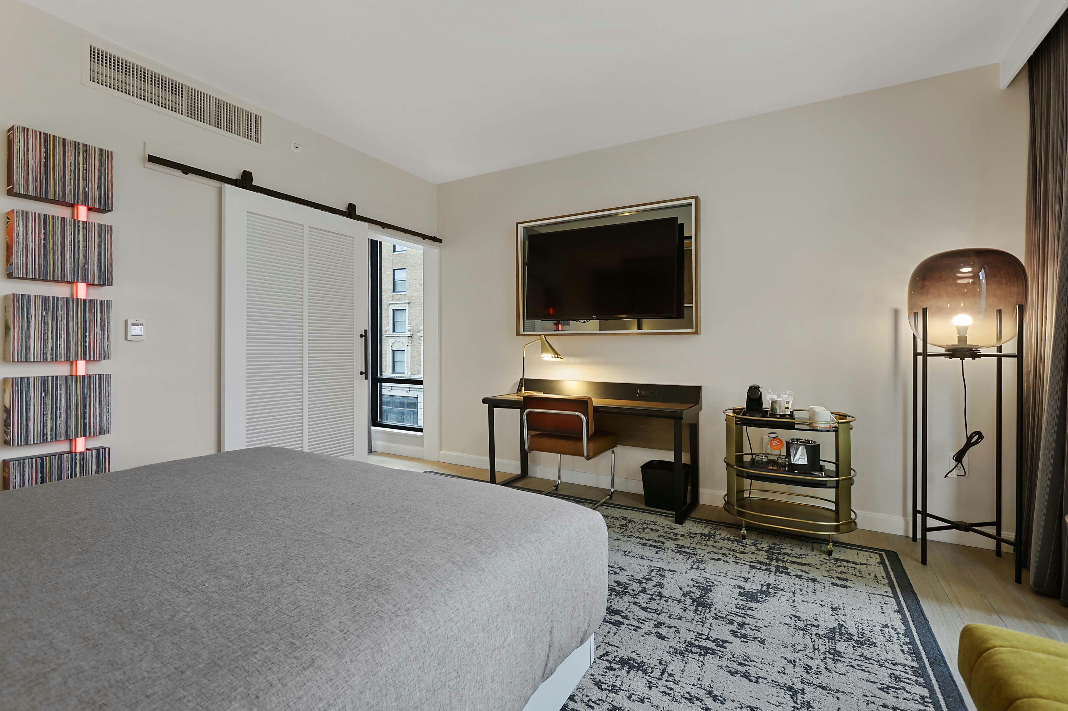 1 KING BED CORNER ROOM