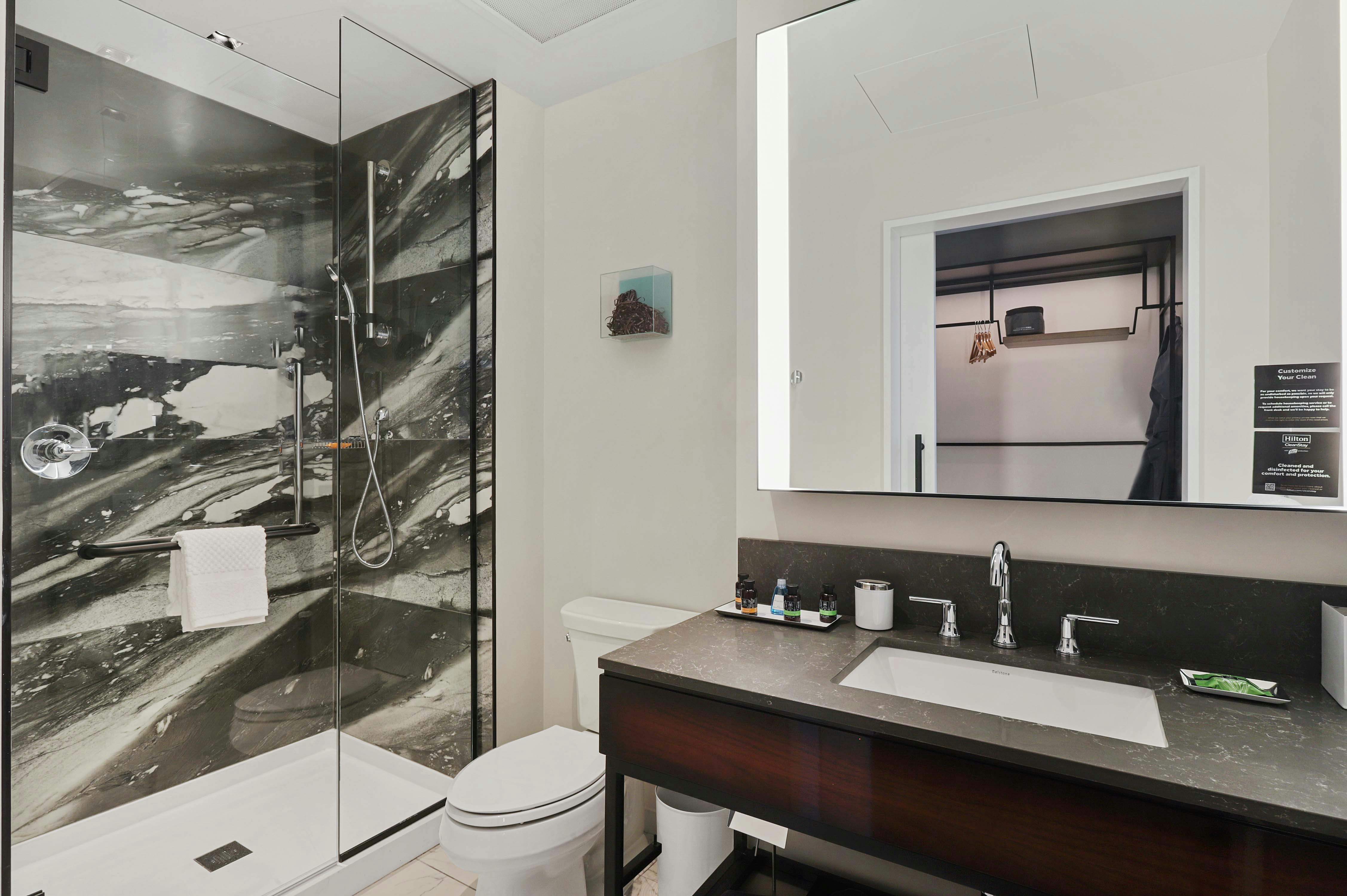 1 KING BED ROOM