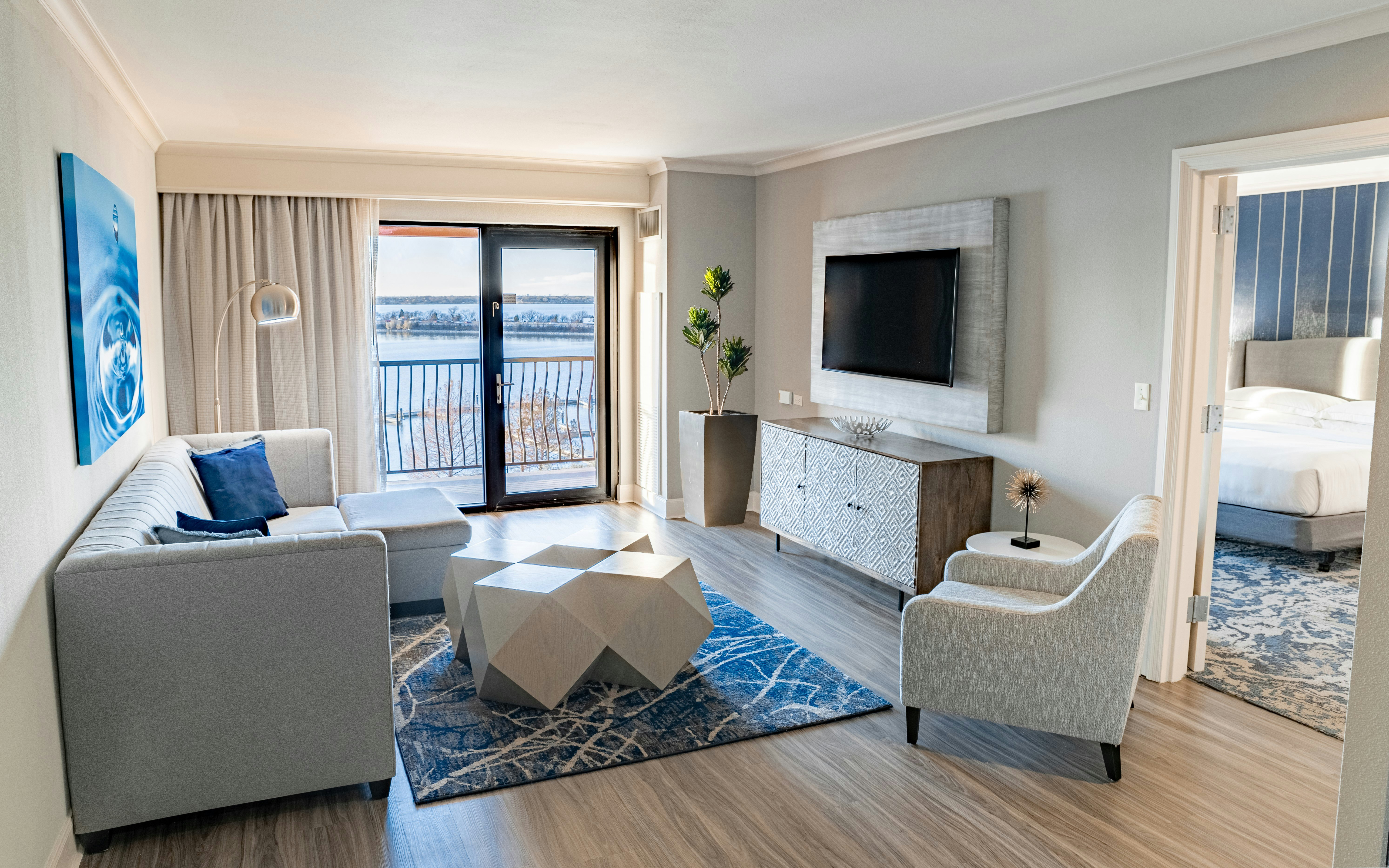 1 KING SUITE HF W/BALCONY