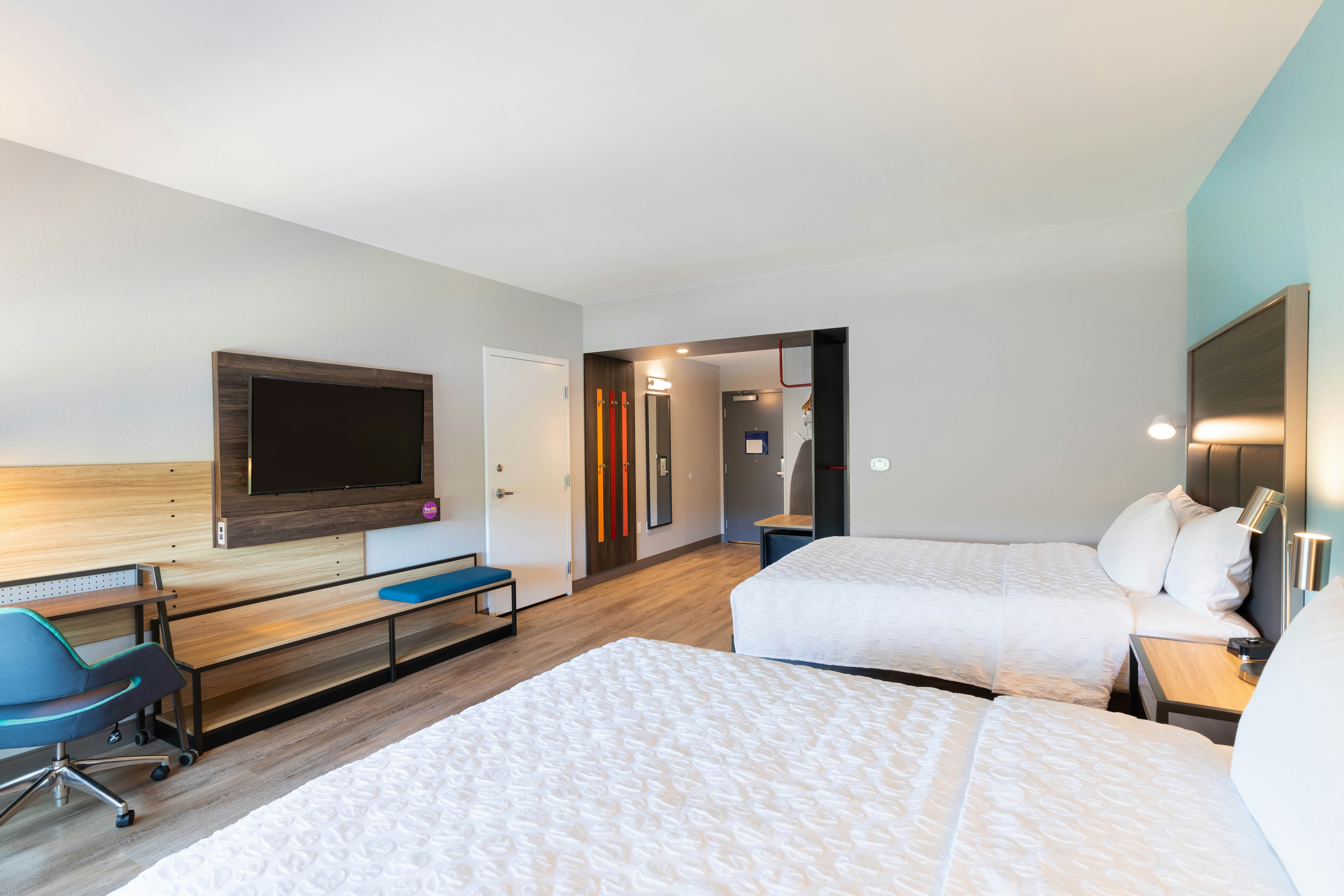 2 QUEEN BEDS