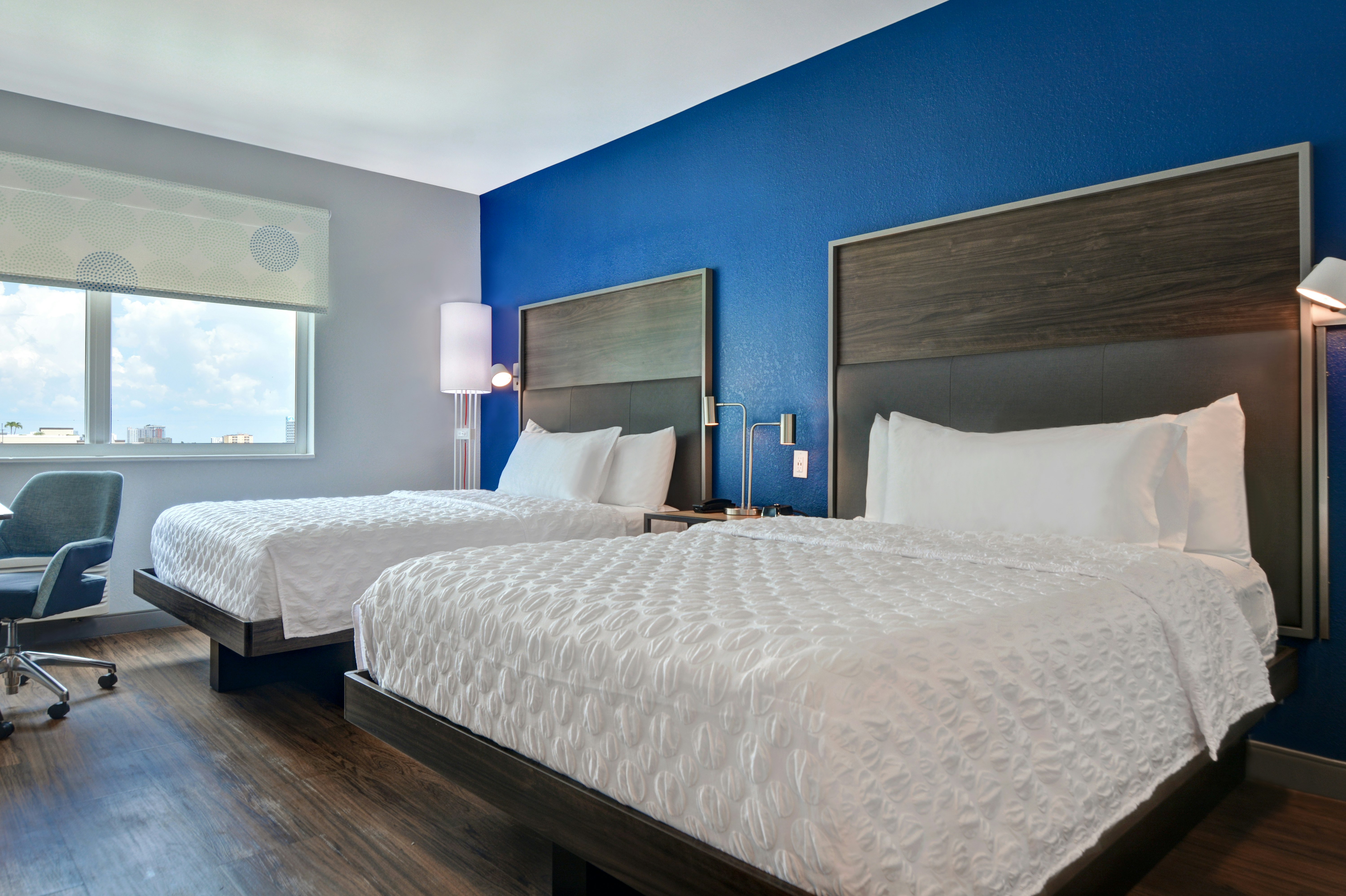 2 QUEEN BEDS