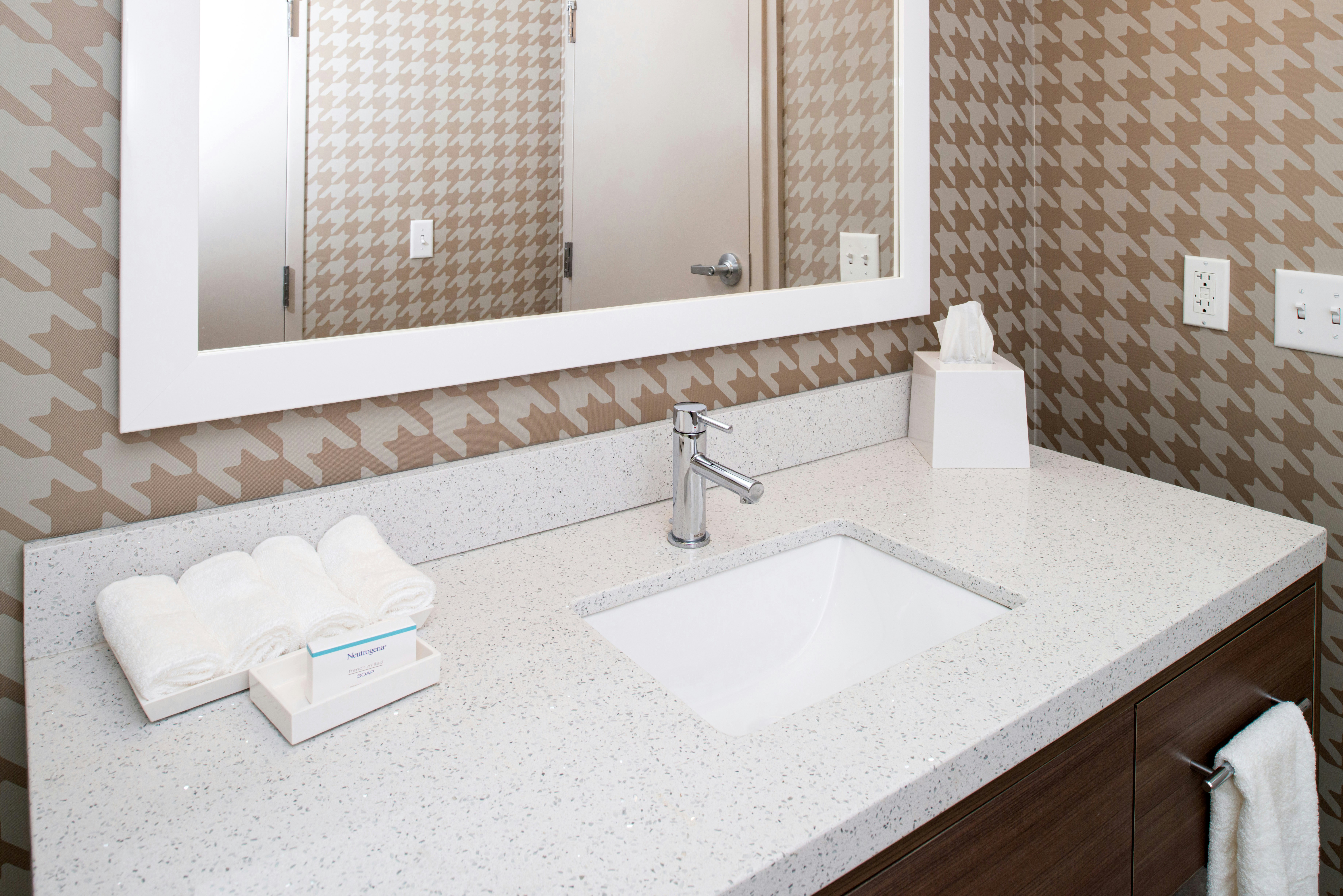 1 KING 1BDRM SUITE NONSMOK