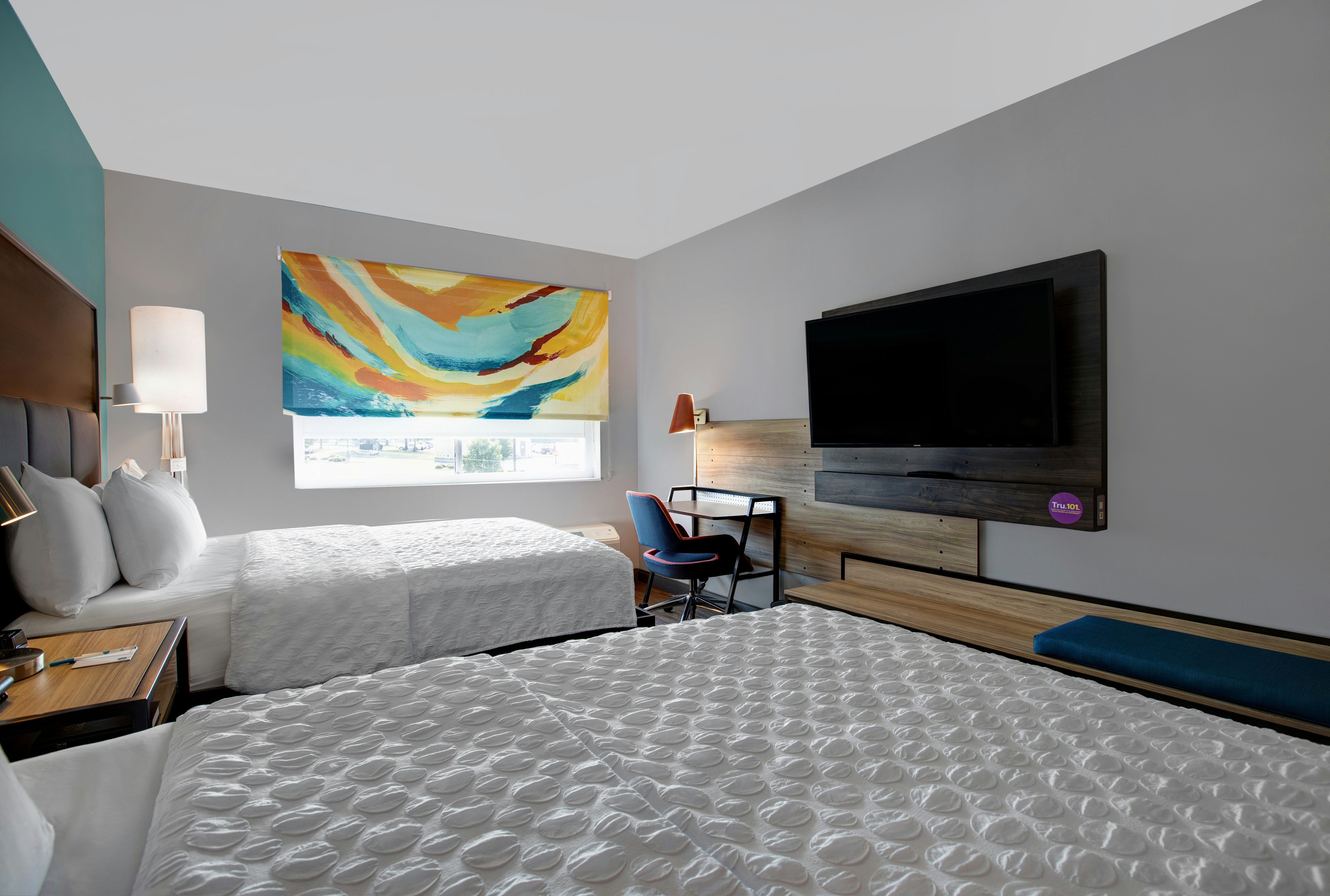 2 QUEEN BEDS