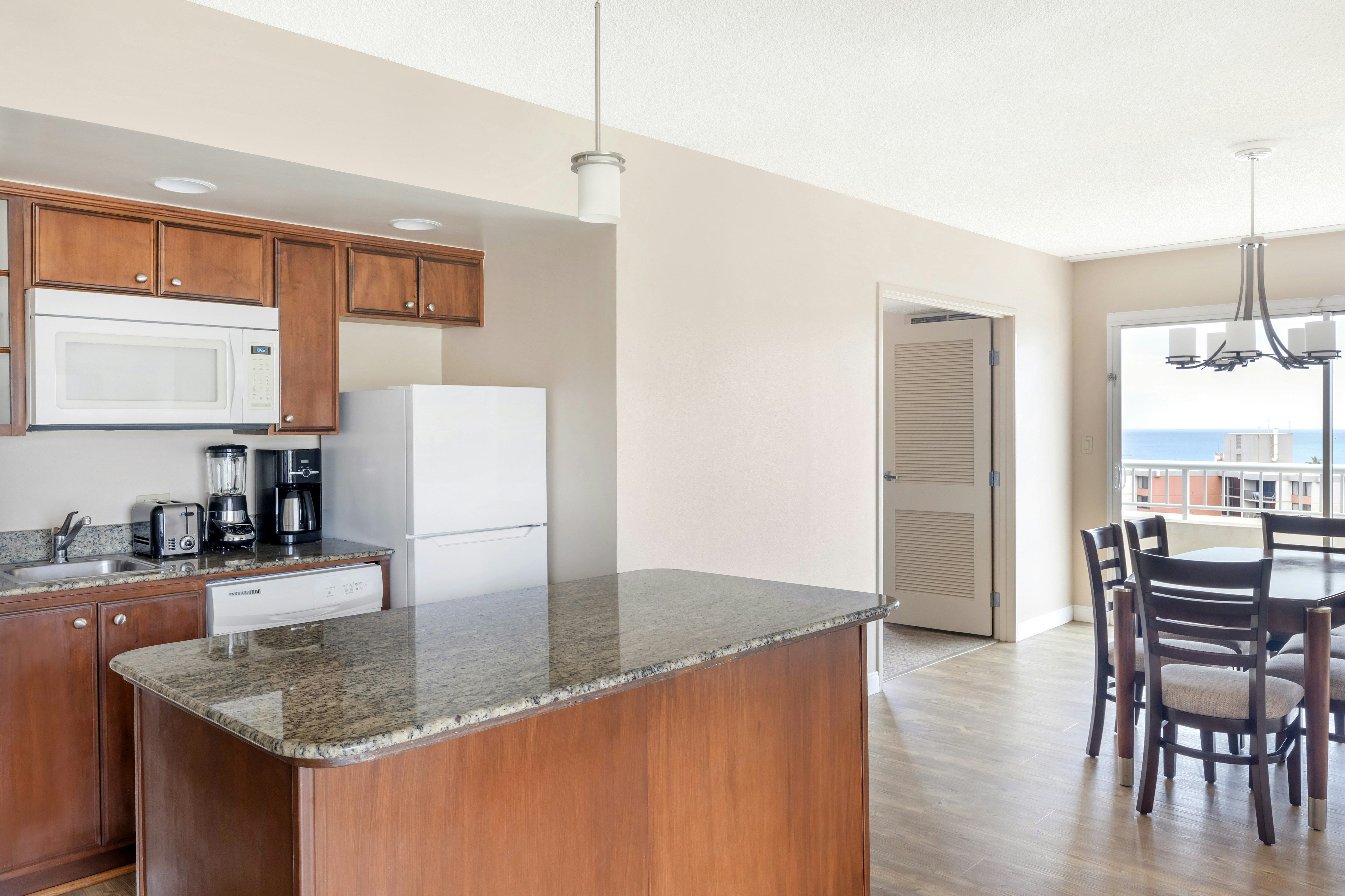 2 BDRM KG 2TWN BLC