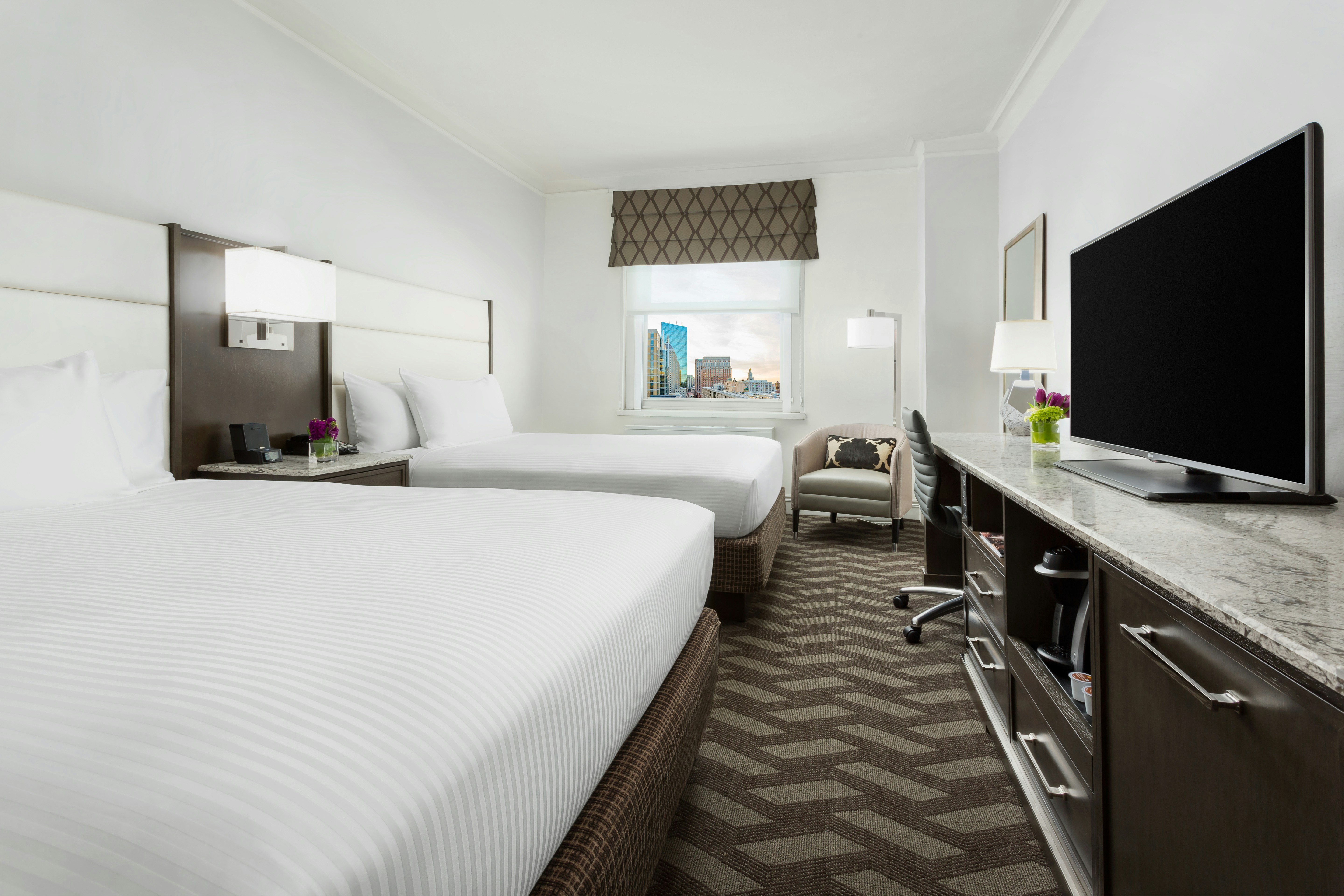 2 DOUBLE BEDS GUESTROOM