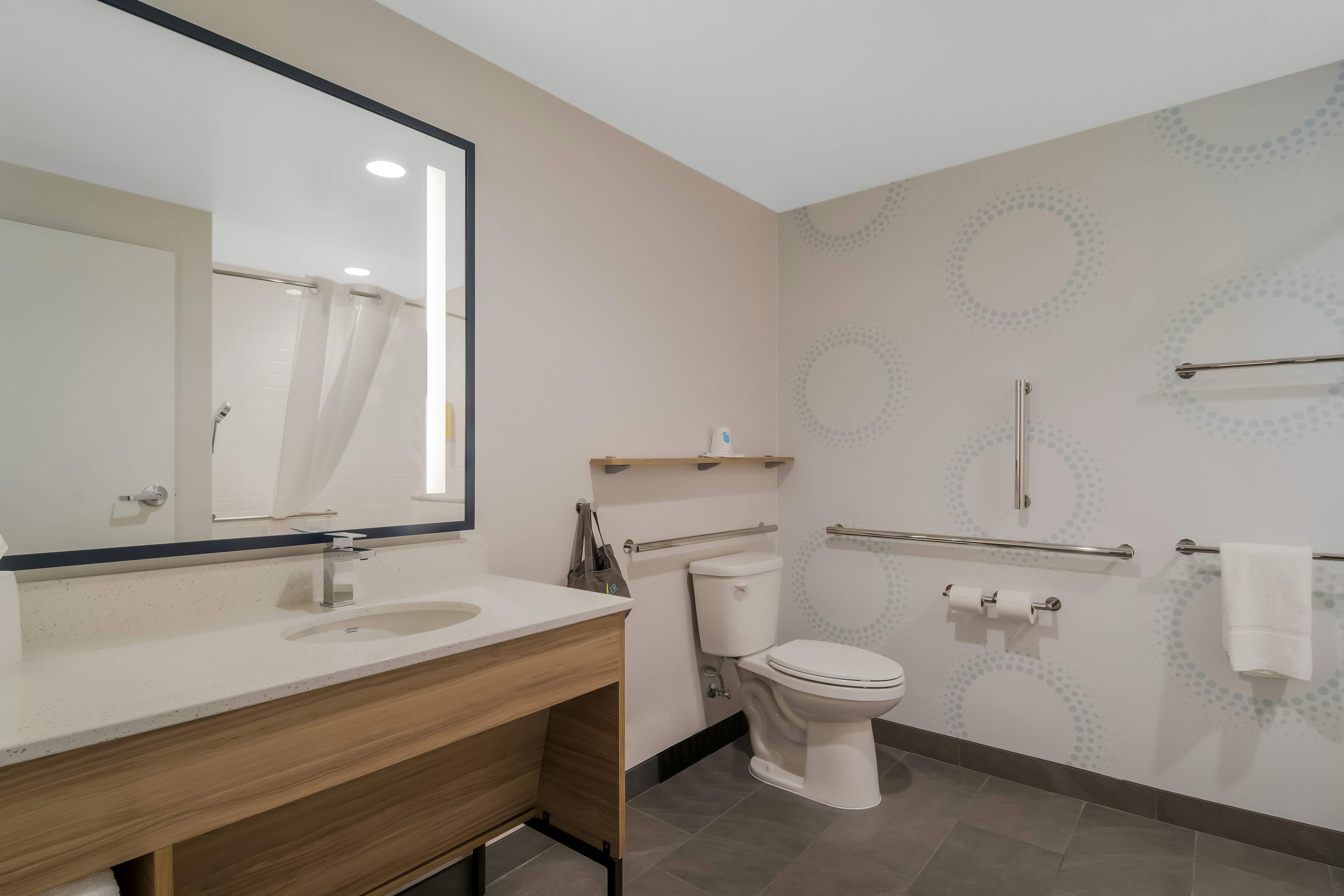 1 KING ACCESSIBLE TUB