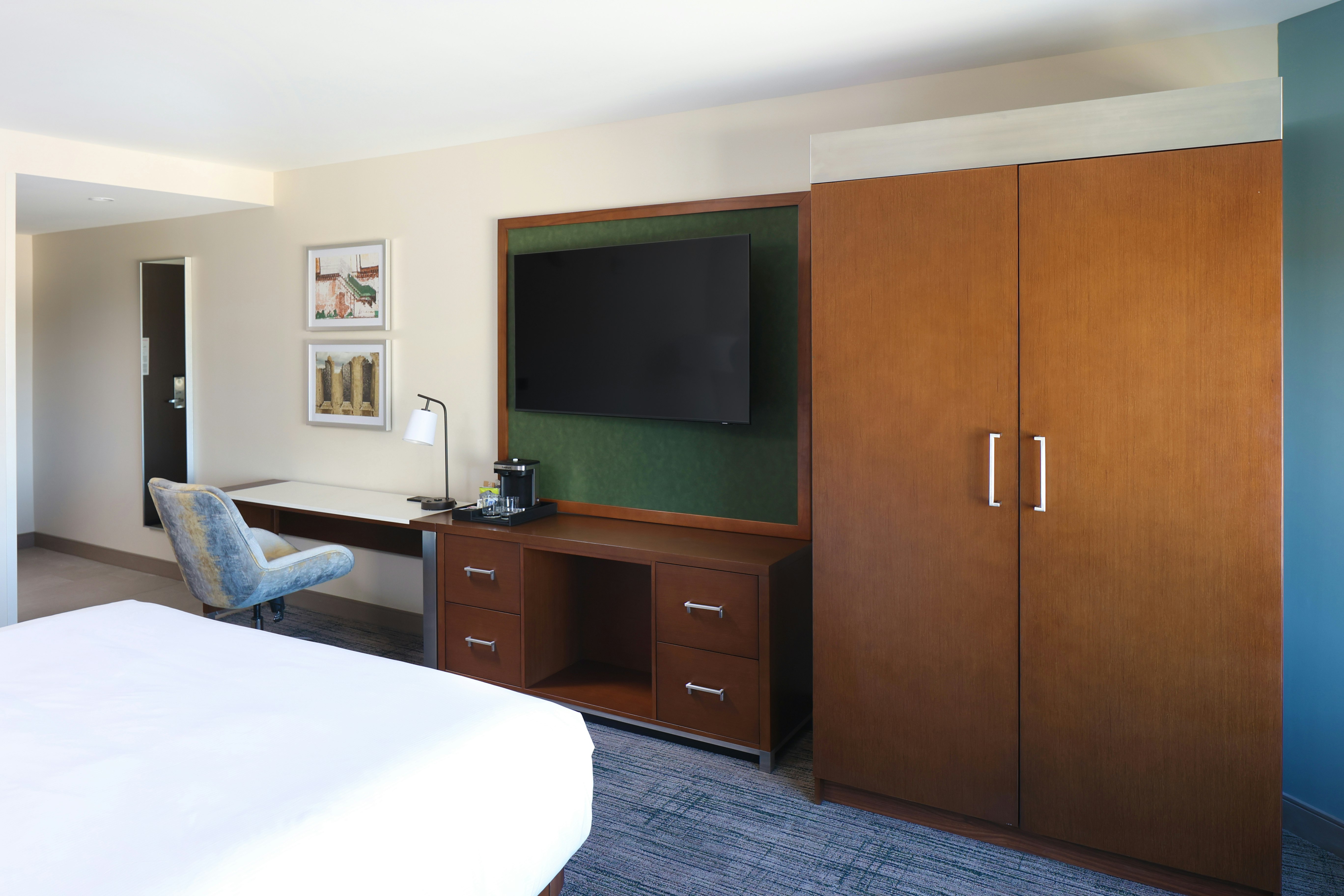 1 KING/2QNS 3 ROOM SUITE