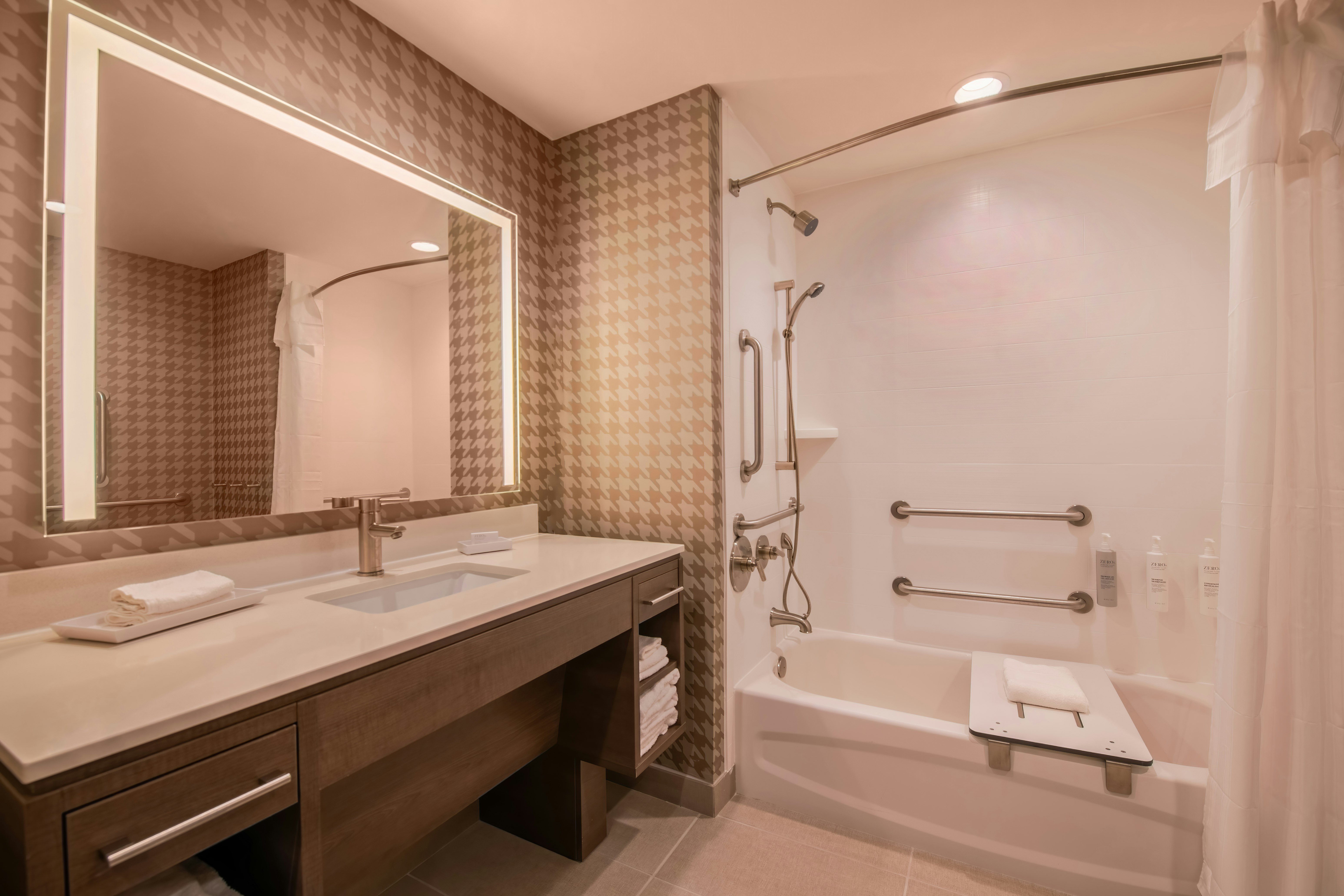 1KING ACC TUB SUITE