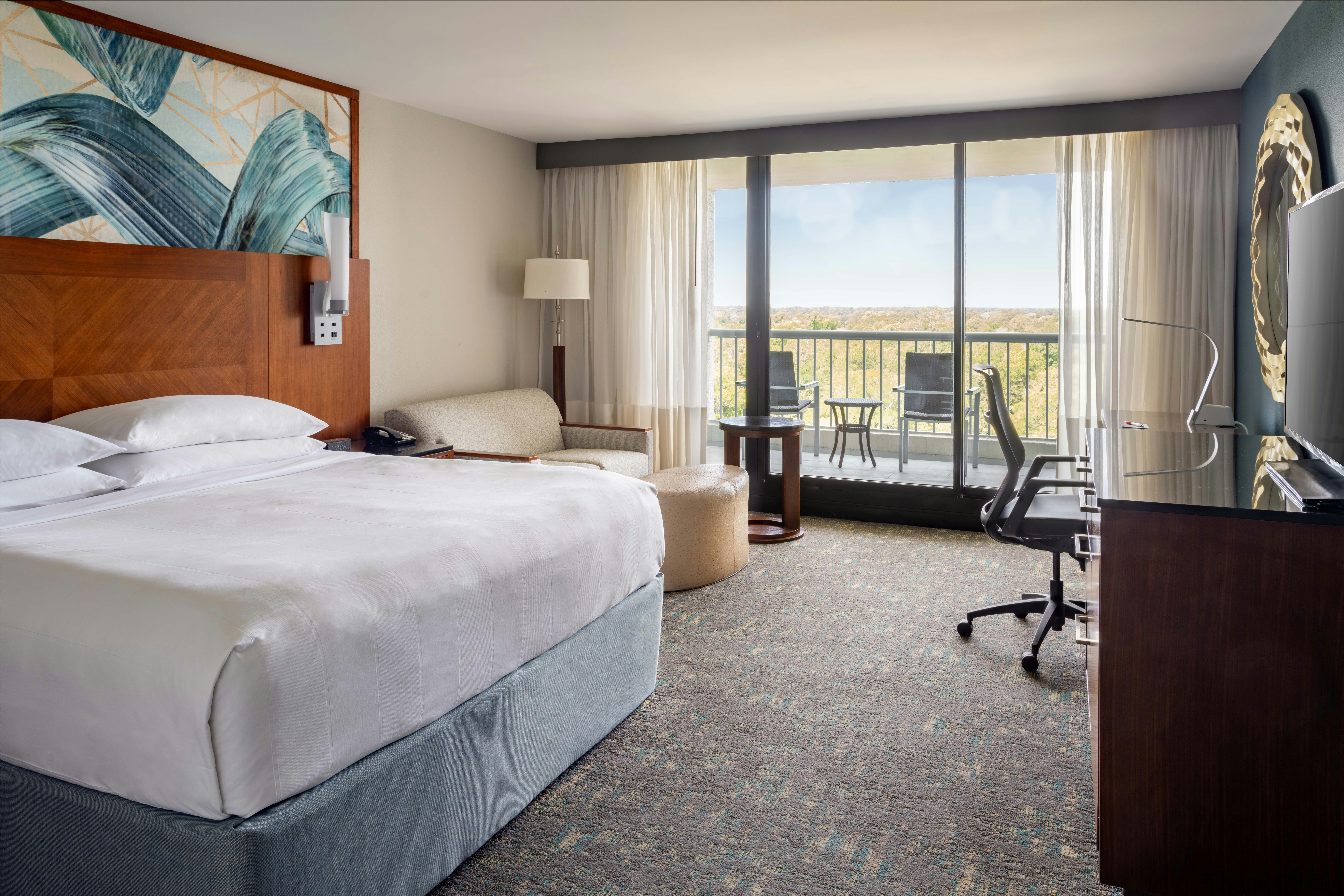 1 KING BED W/RESORT VIEW