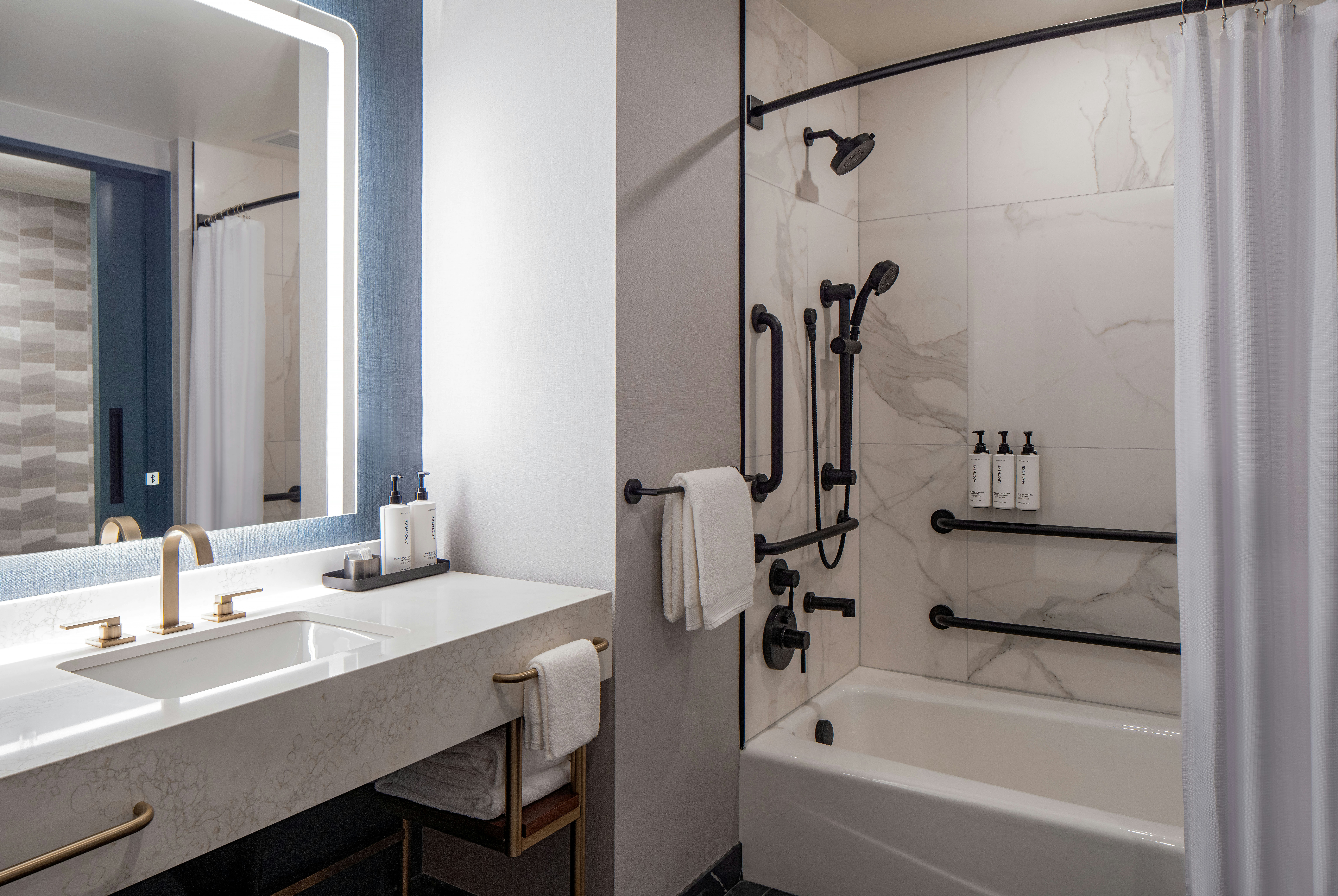 1 KING ACC WITH BATHTUB