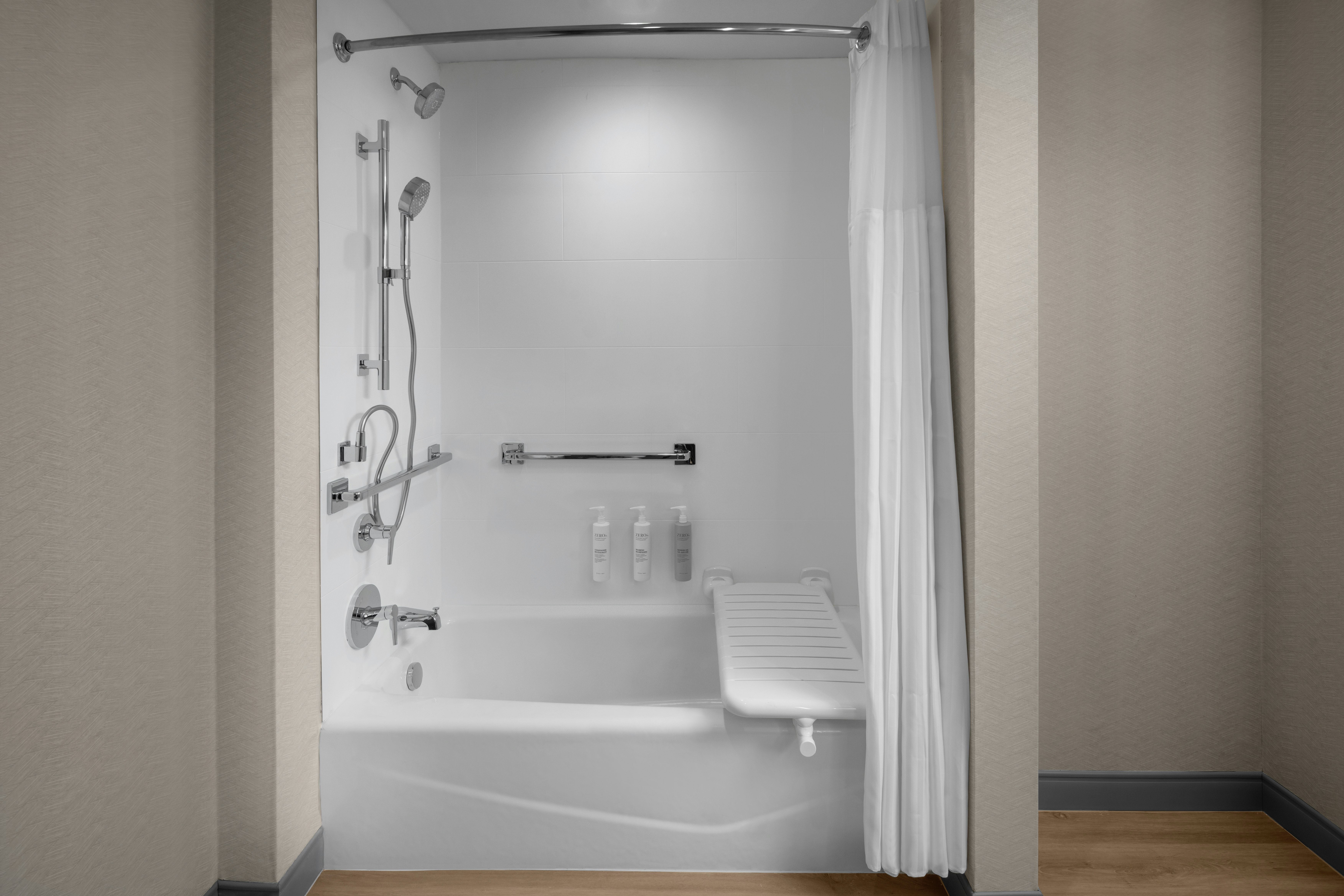 1 KG BED ACC RM W/BATHTUB