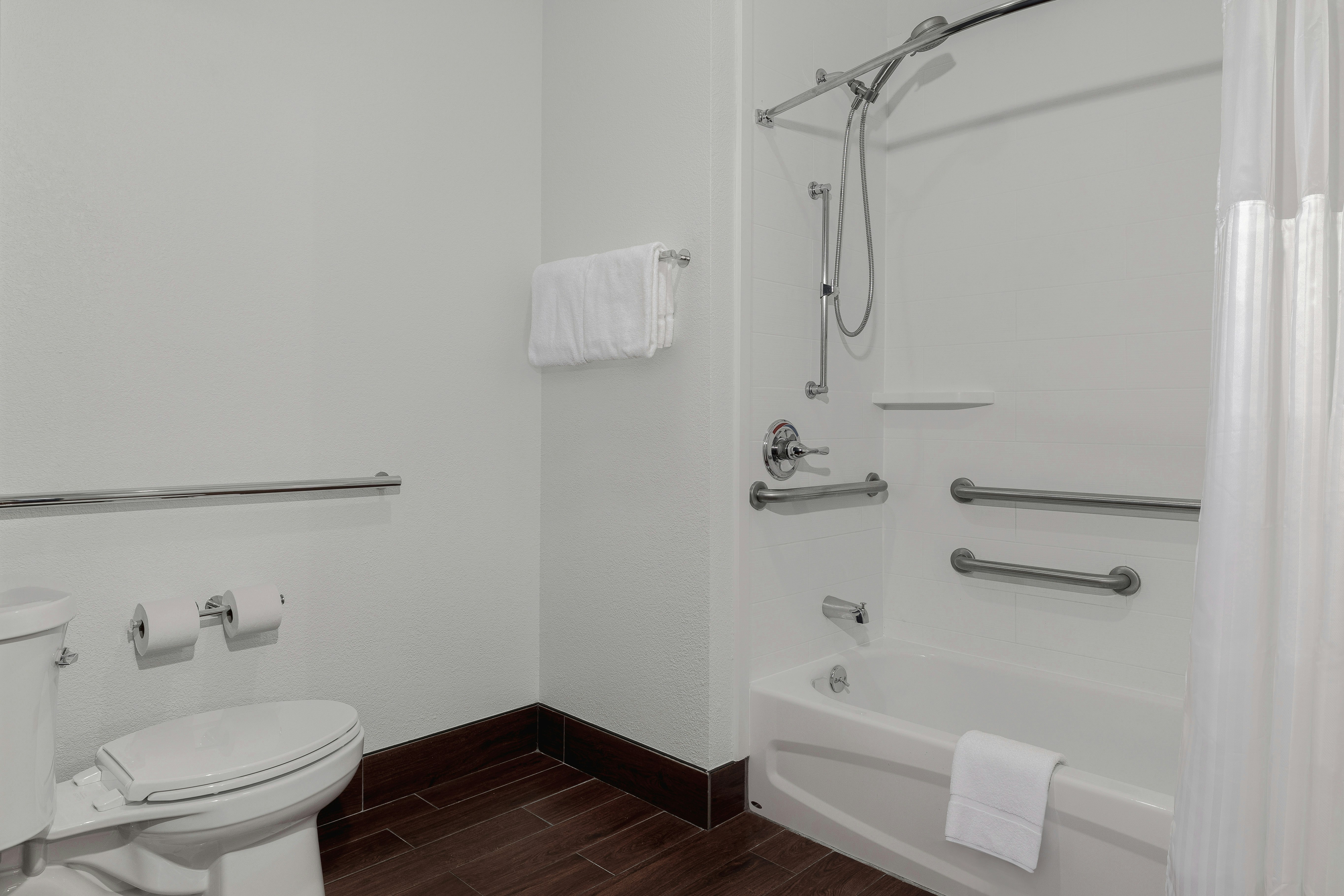 1 KING BED MOB ACCESS TUB