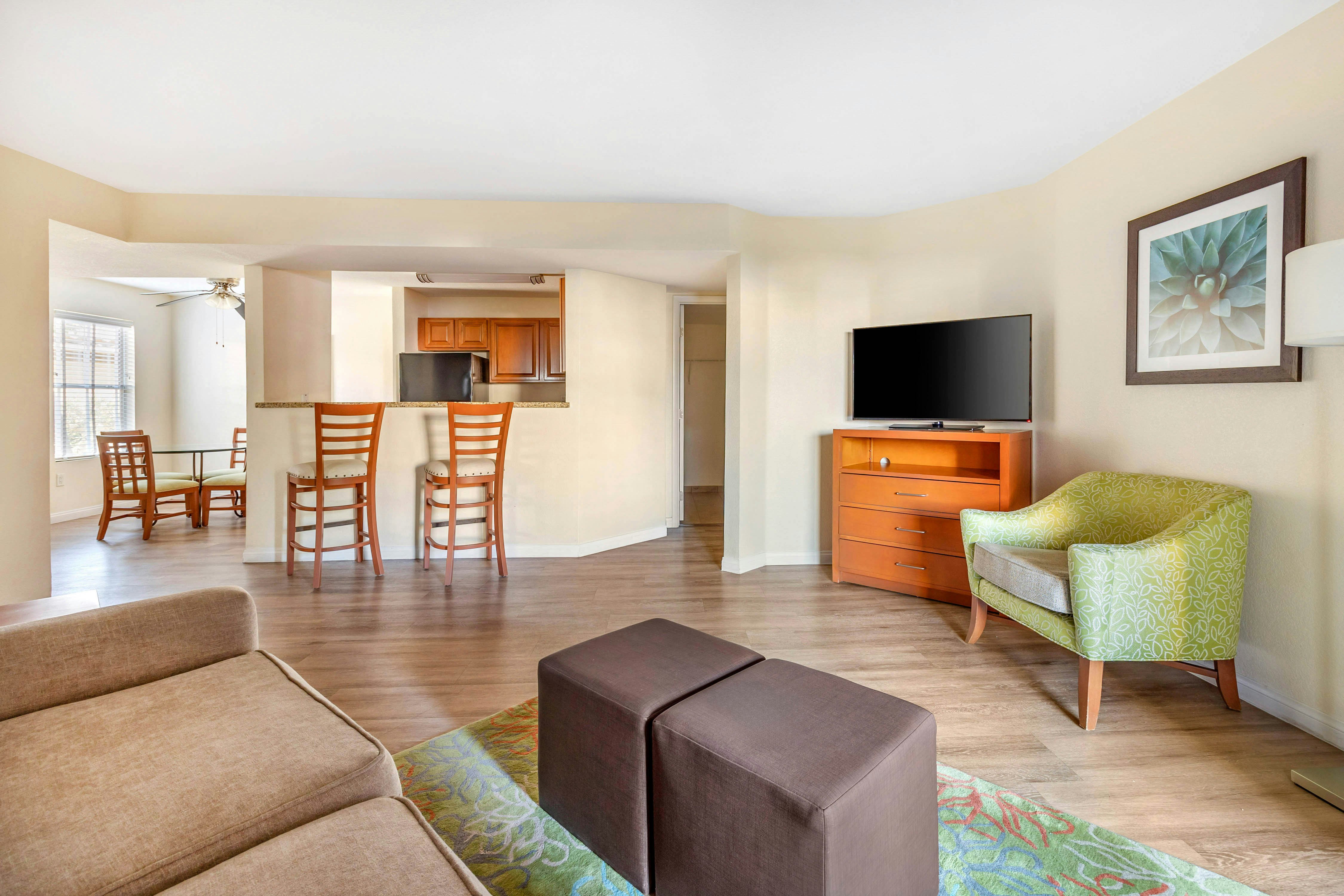 2BDRM STE ACC W/TUB 1K 1QN