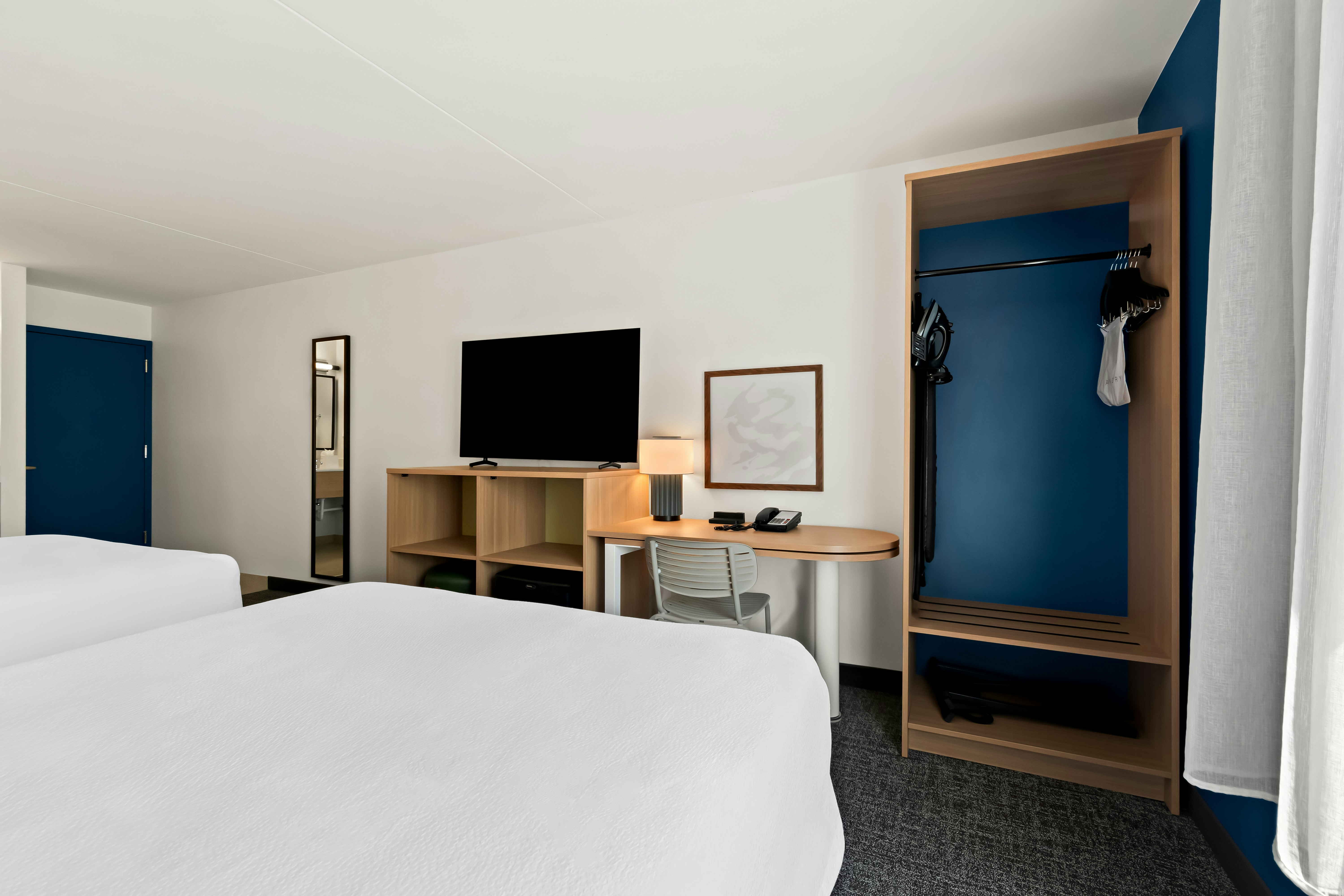 2 QUEEN BEDS