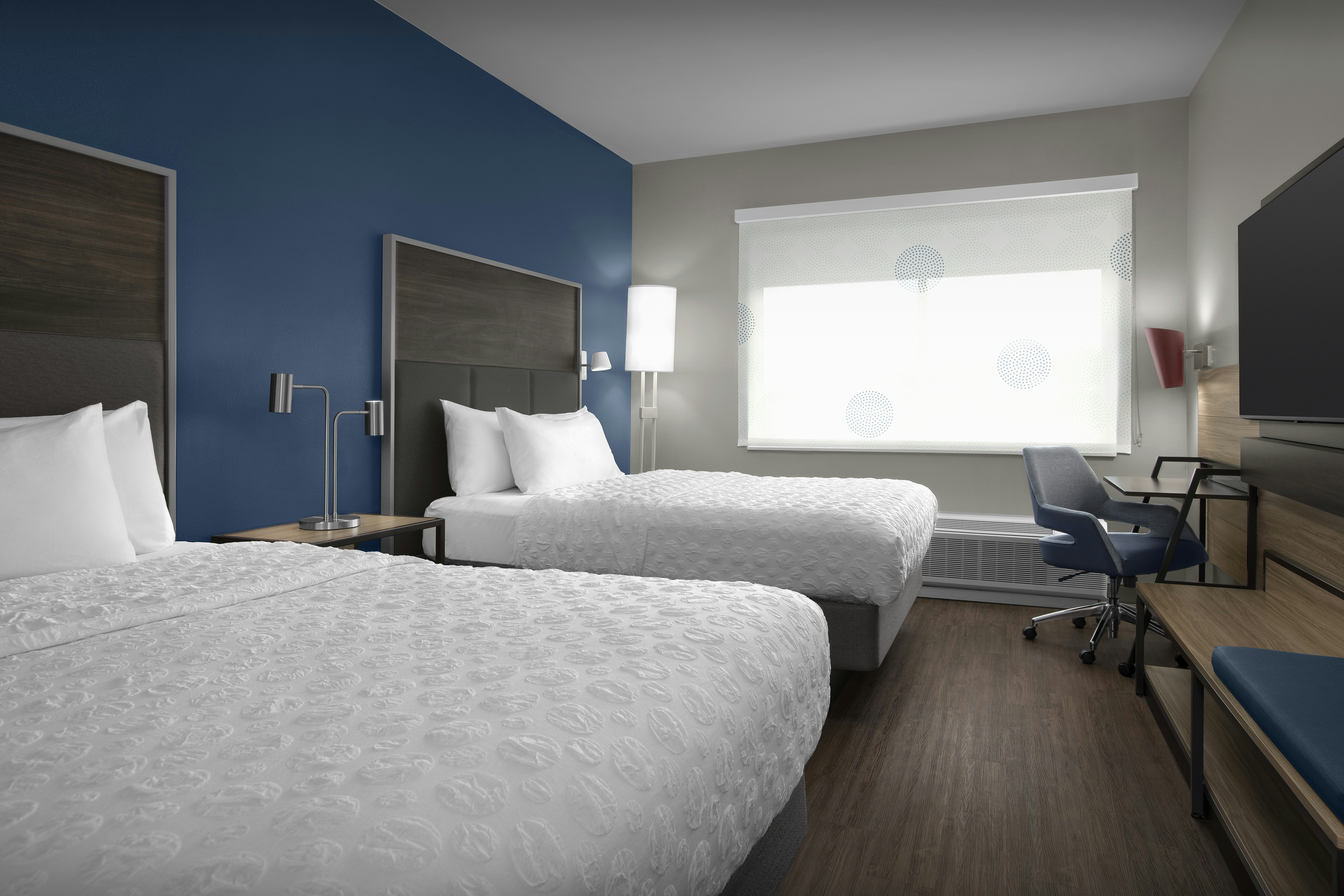 2 QUEEN BEDS