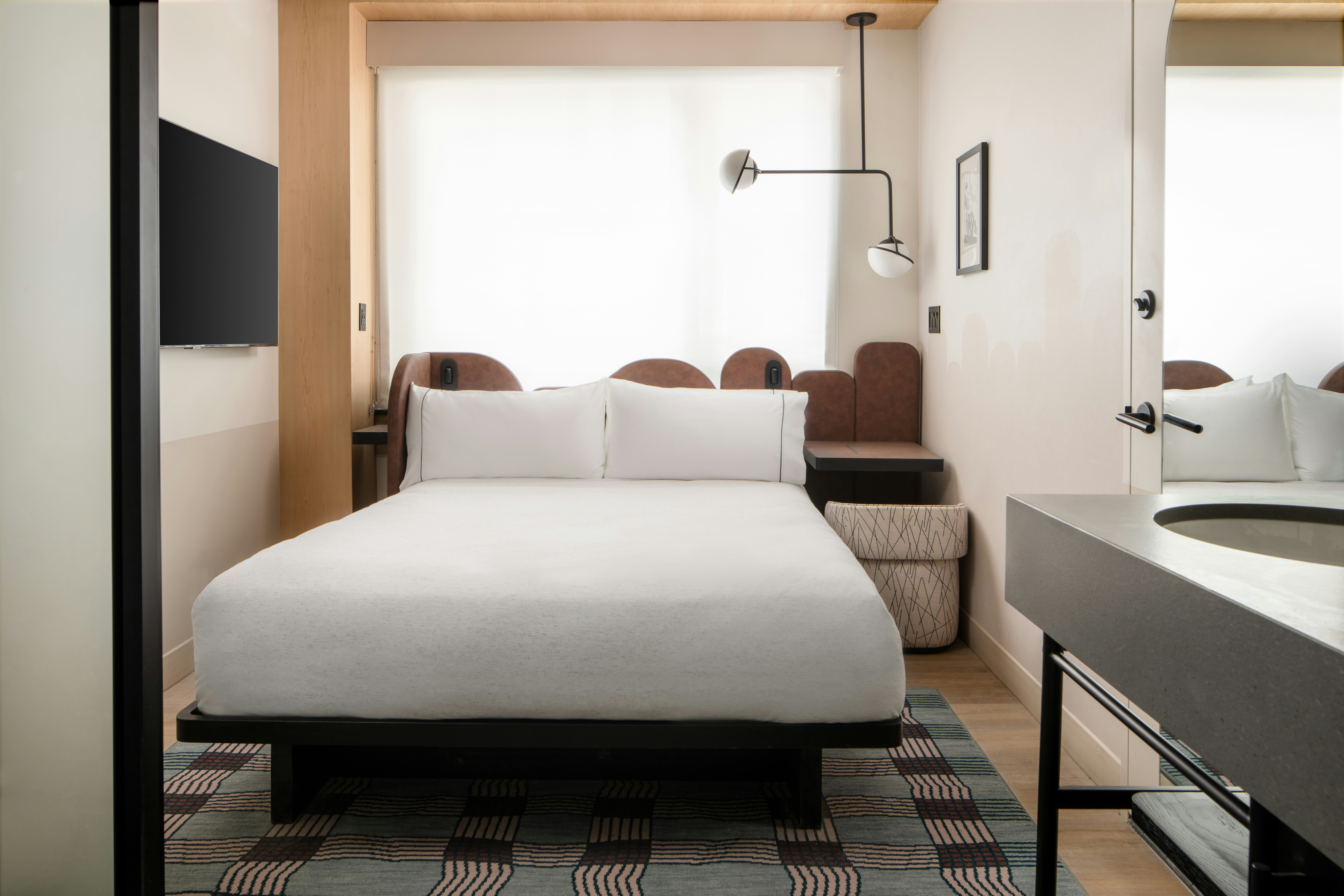 1 QUEEN BED