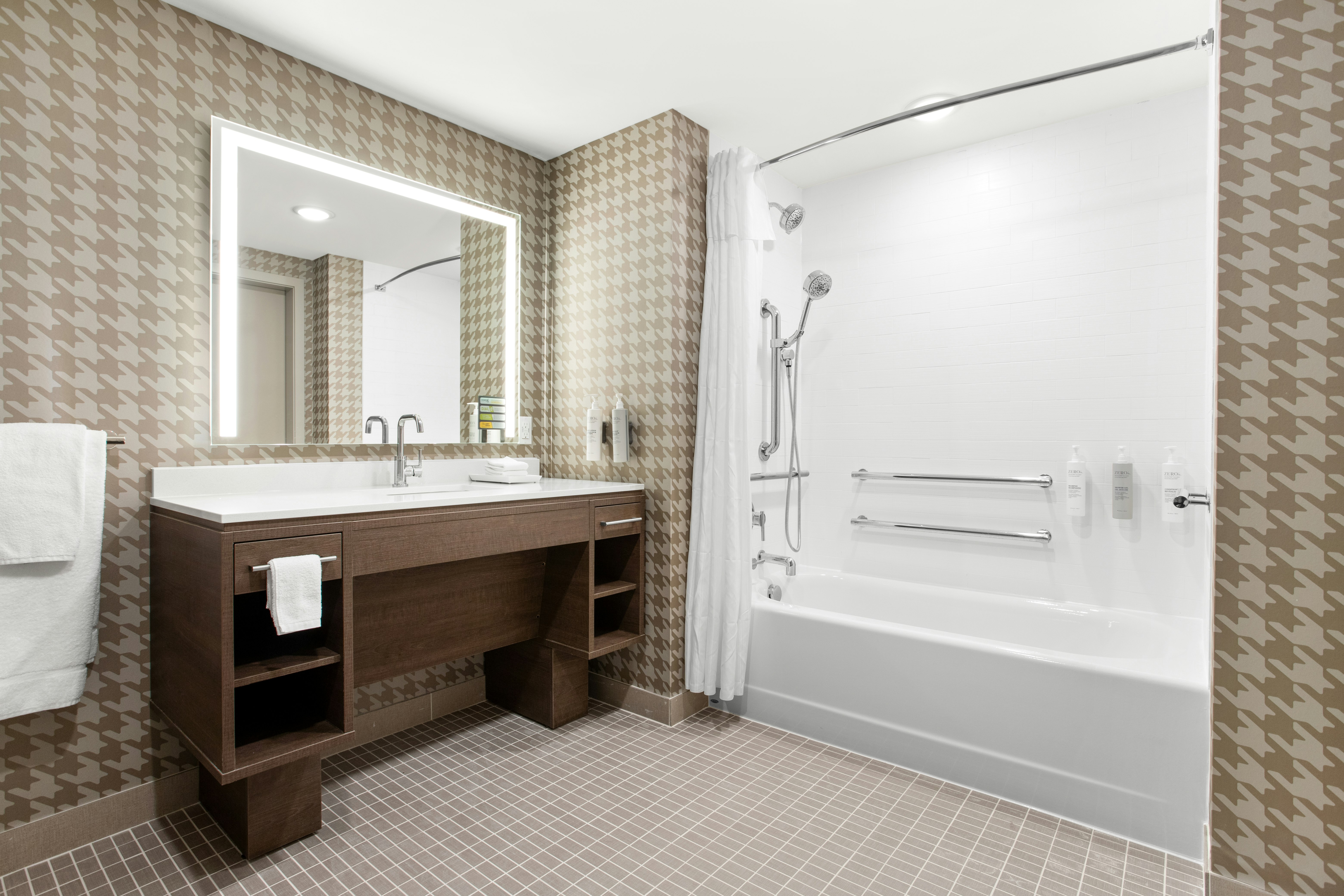 1KING ACC TUB SUITE