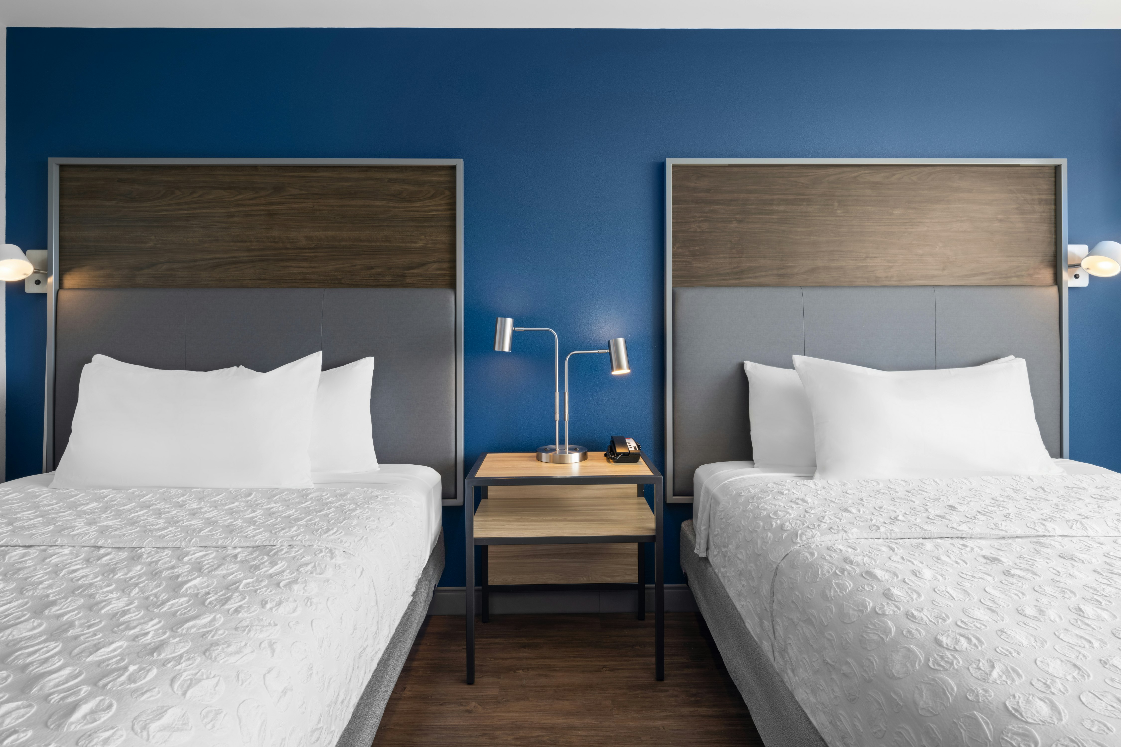 2 QUEEN BEDS