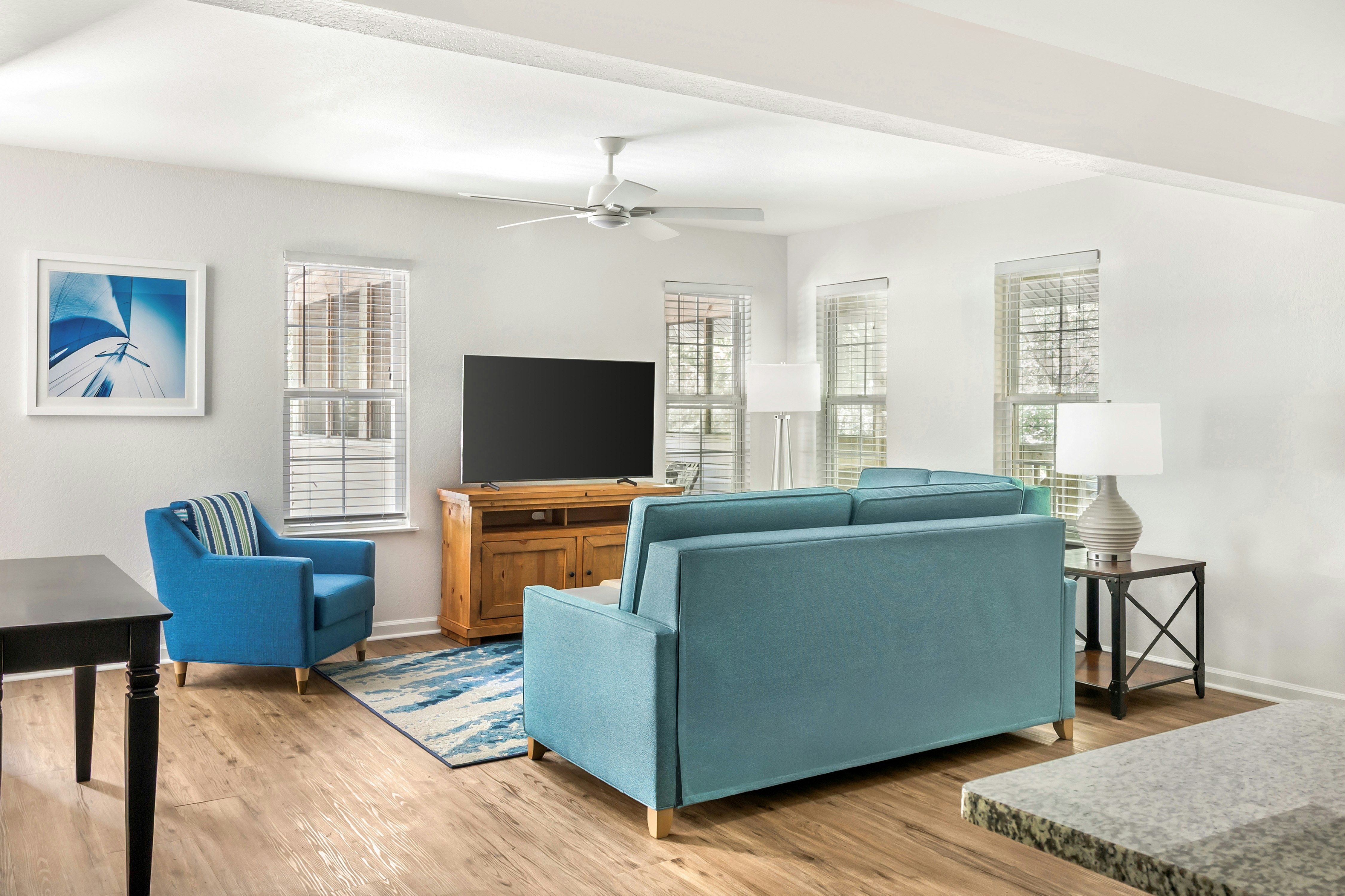 2 BDRM 1 KG OPEN LOFT 2TWN