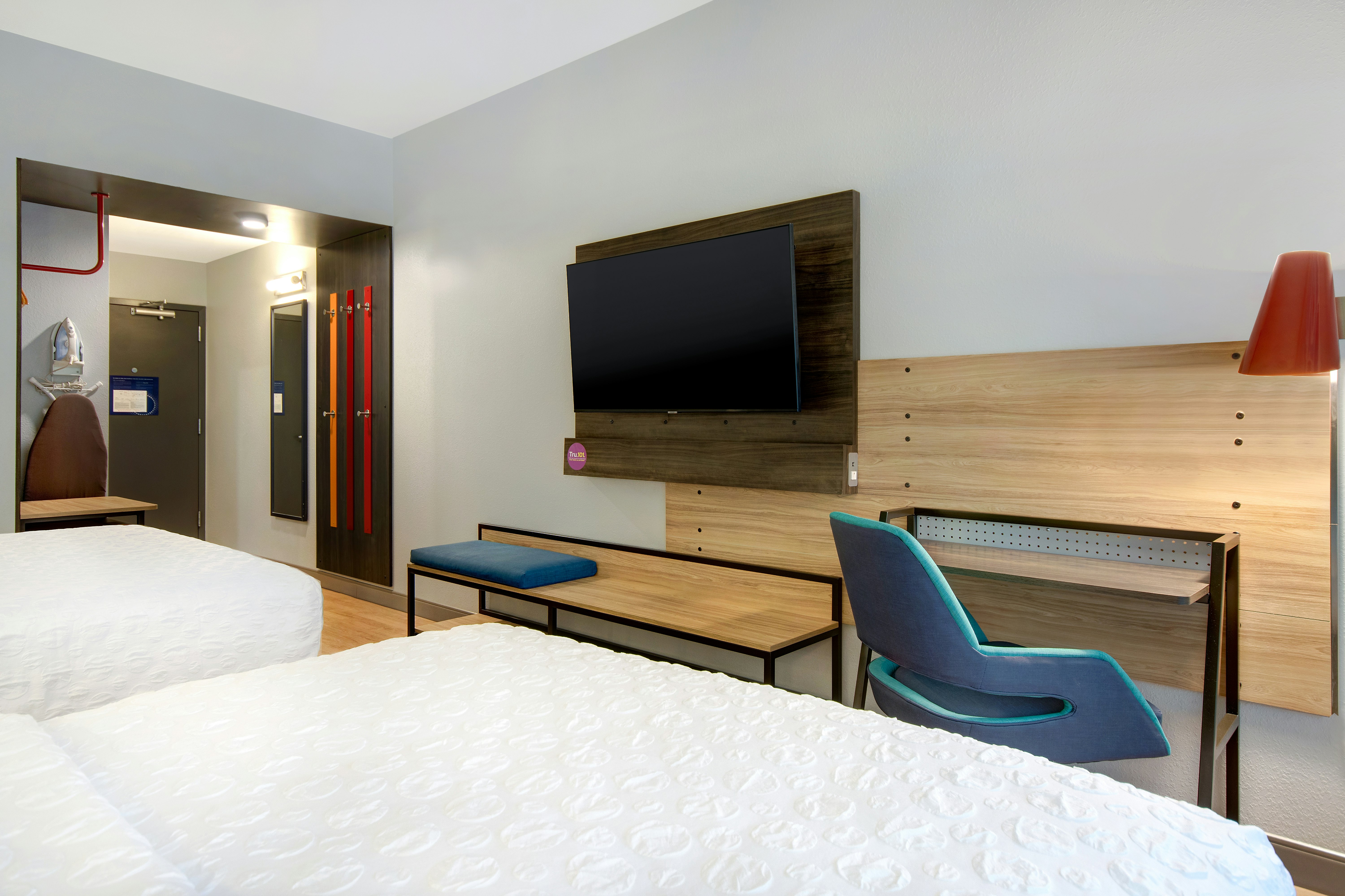 2 QUEEN BEDS