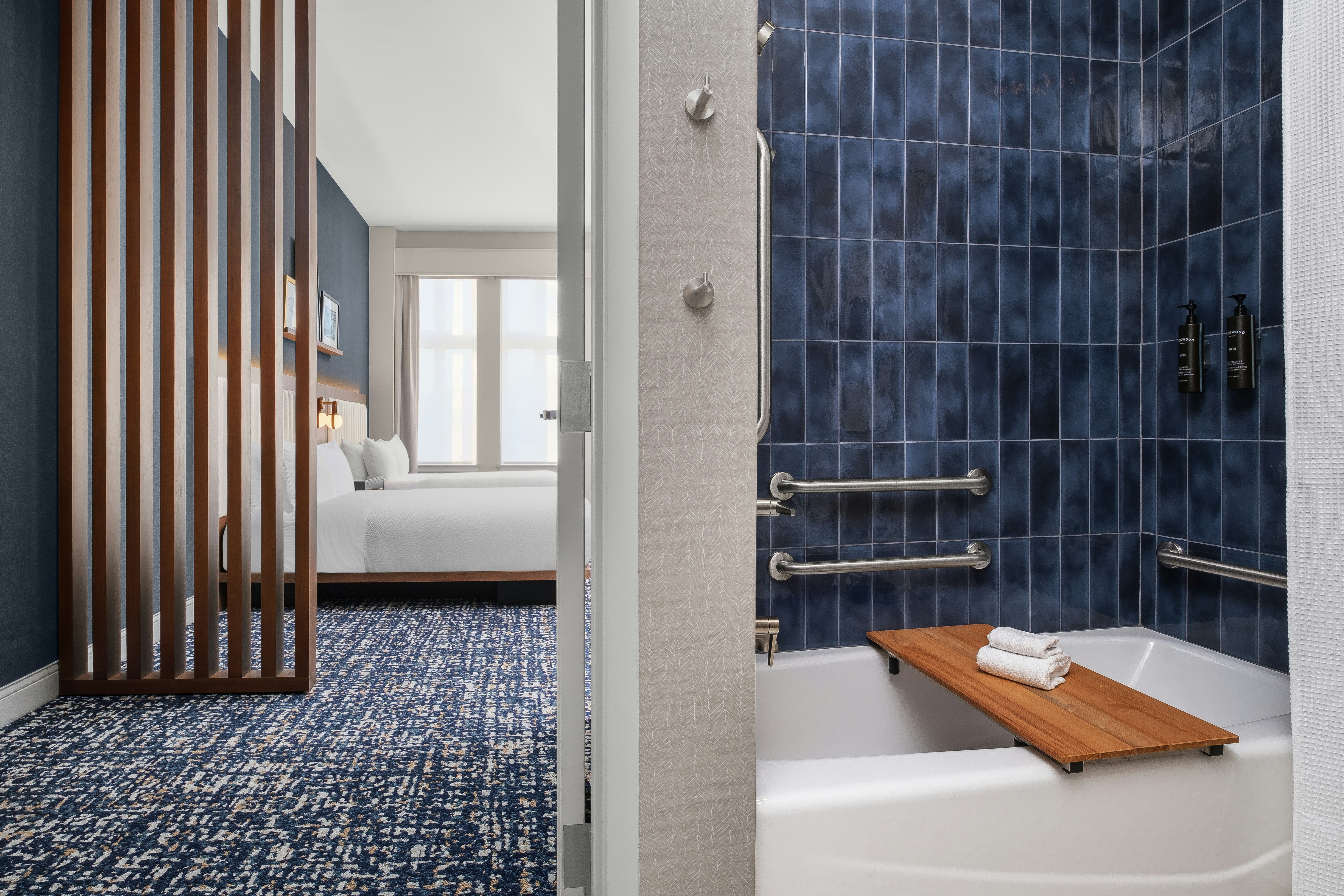 1 KING MOB ACCESS BATHTUB