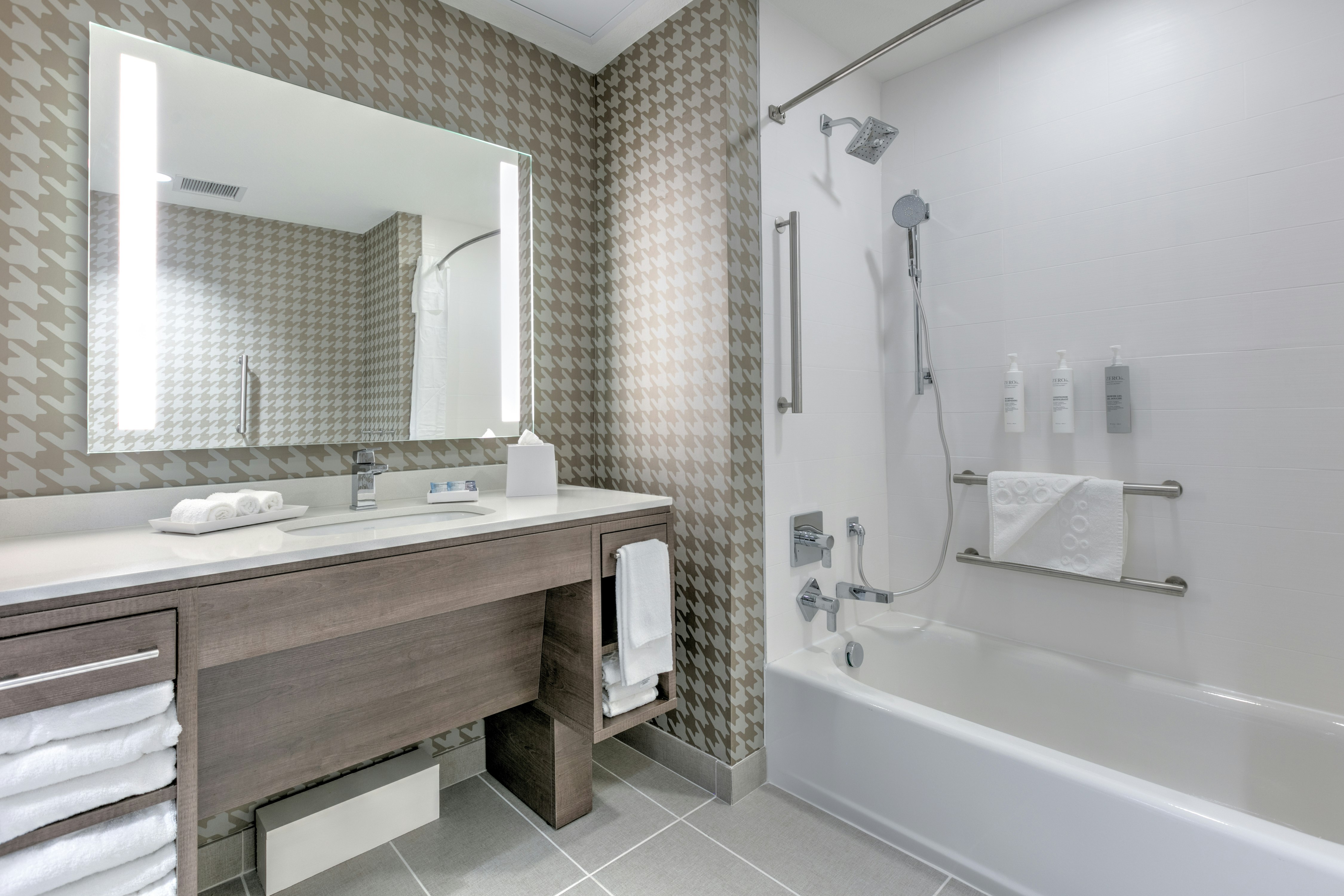 1KING ACC TUB SUITE