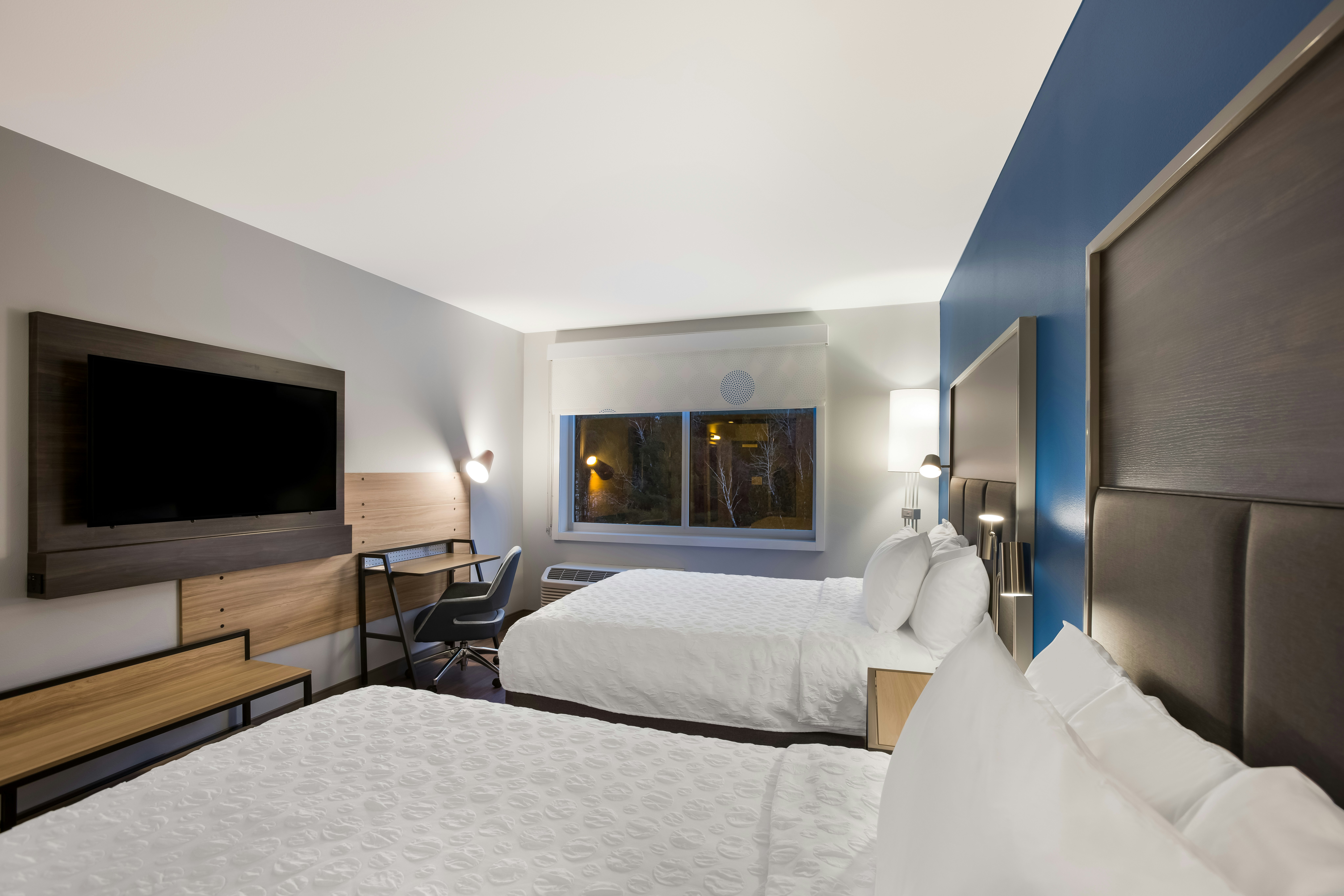 2 QUEEN BEDS