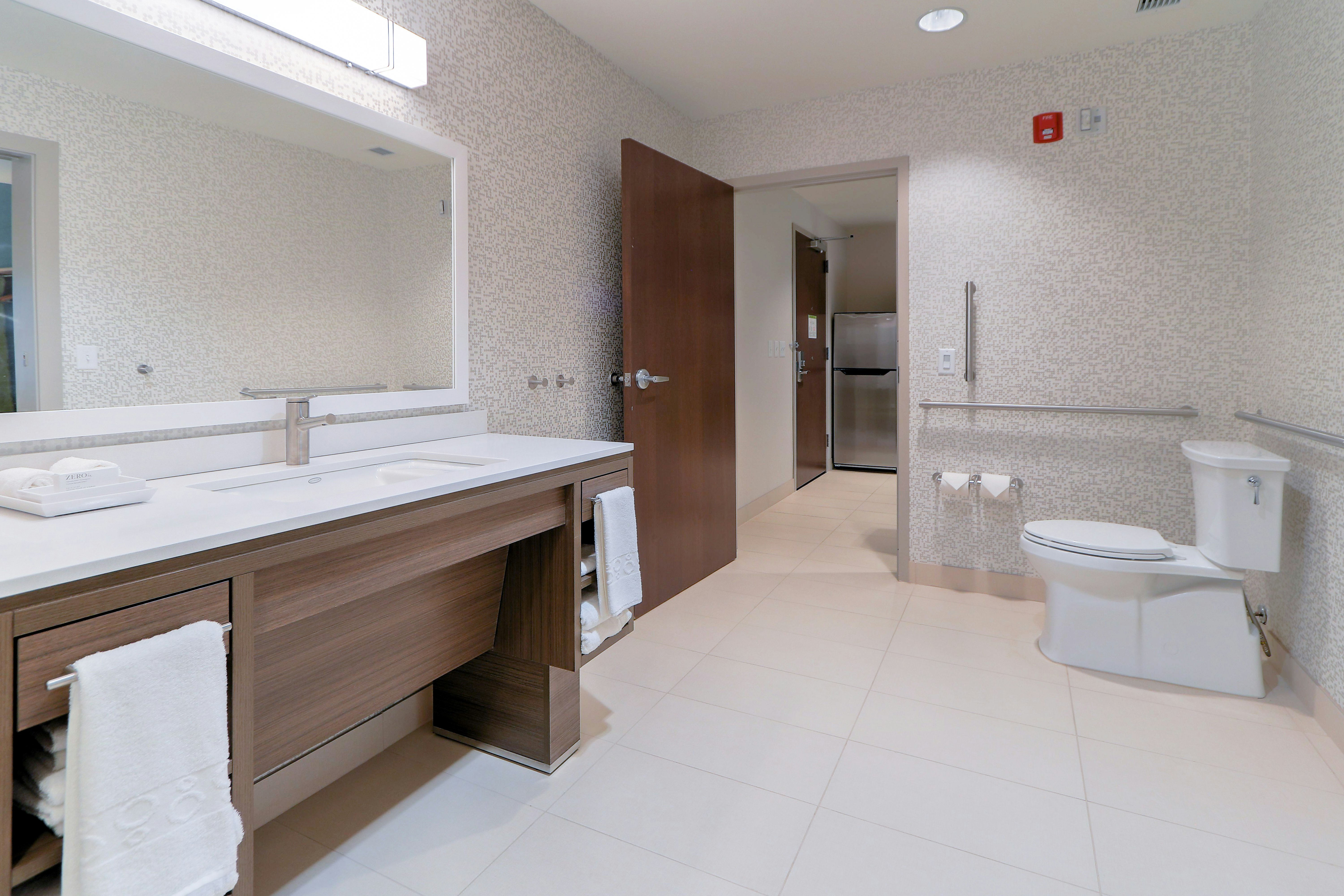 1KING ACC TUB SUITE