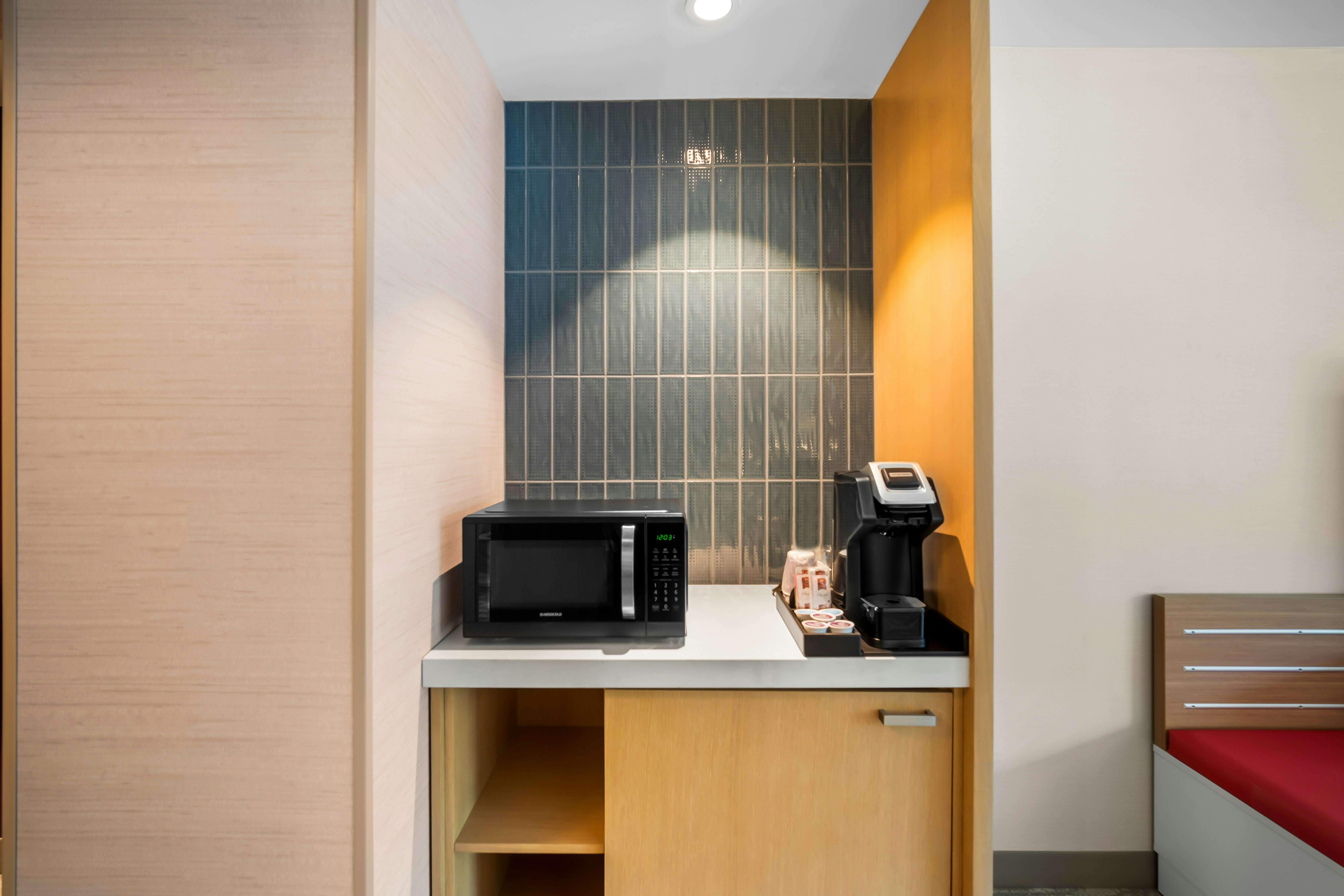 1 KG BED ACC RM W/BATHTUB