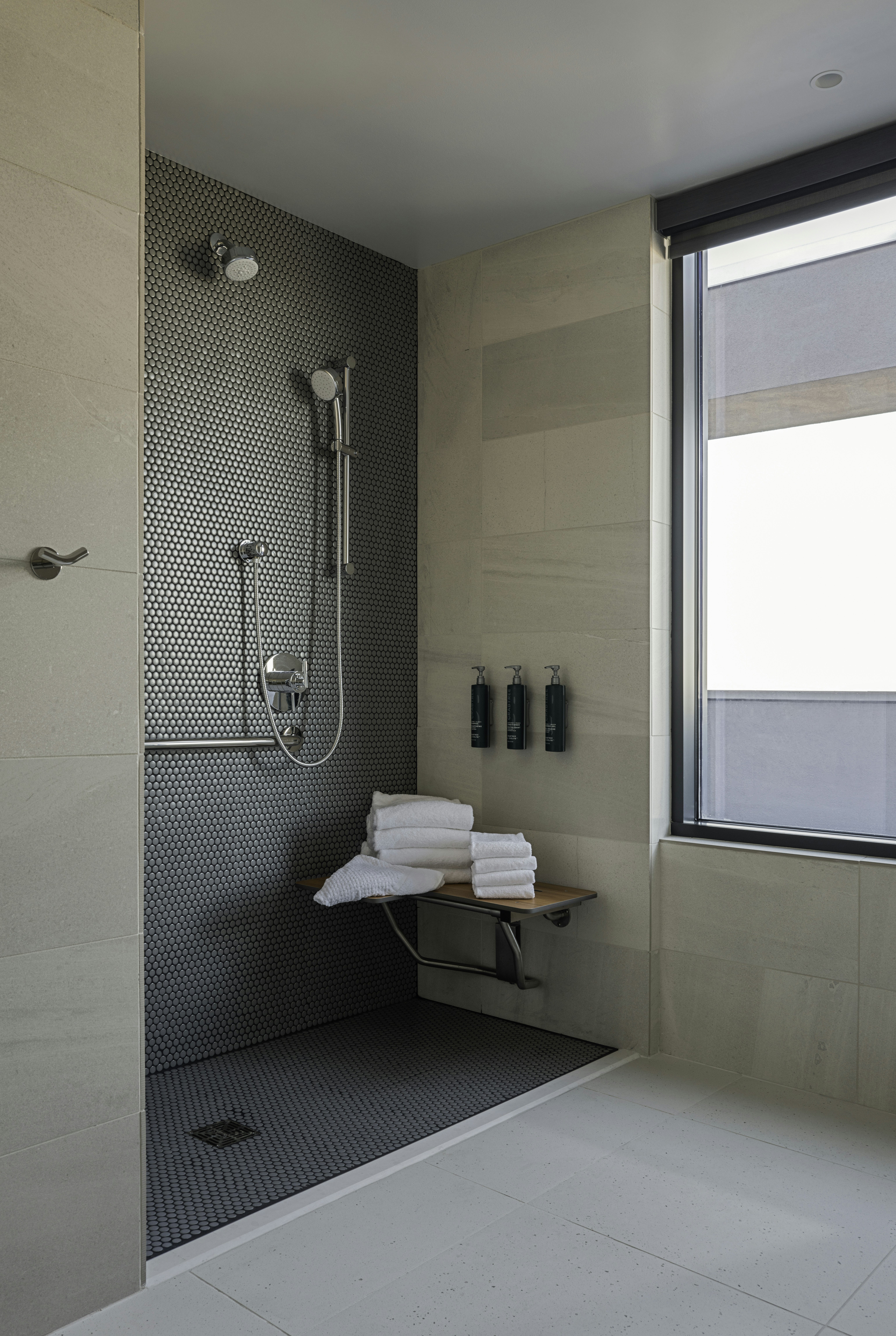 1K 1BDRM MB/HR ACC RI SHWR