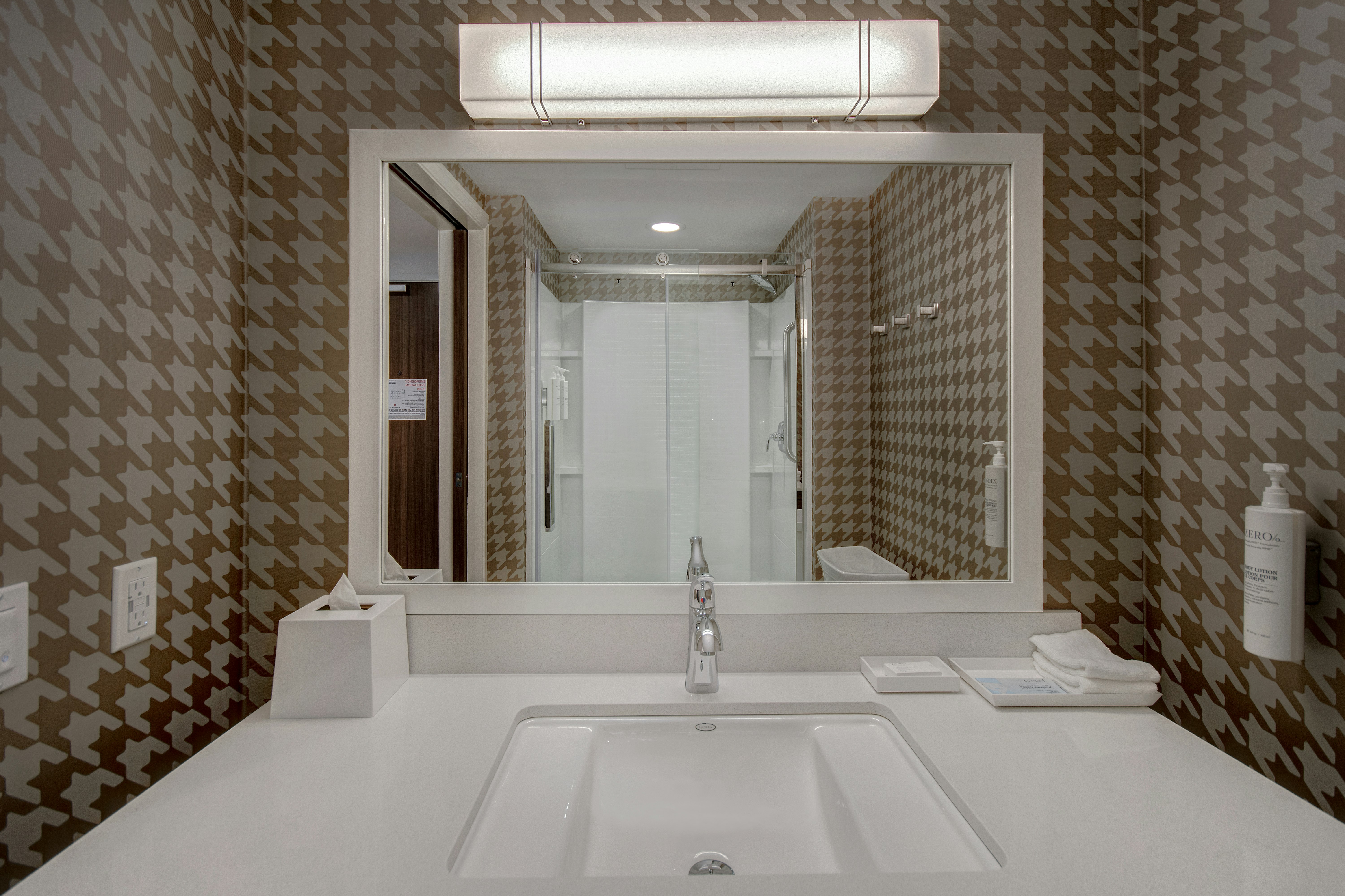 1Q MB/HR ACC TUB 1BDRM STE