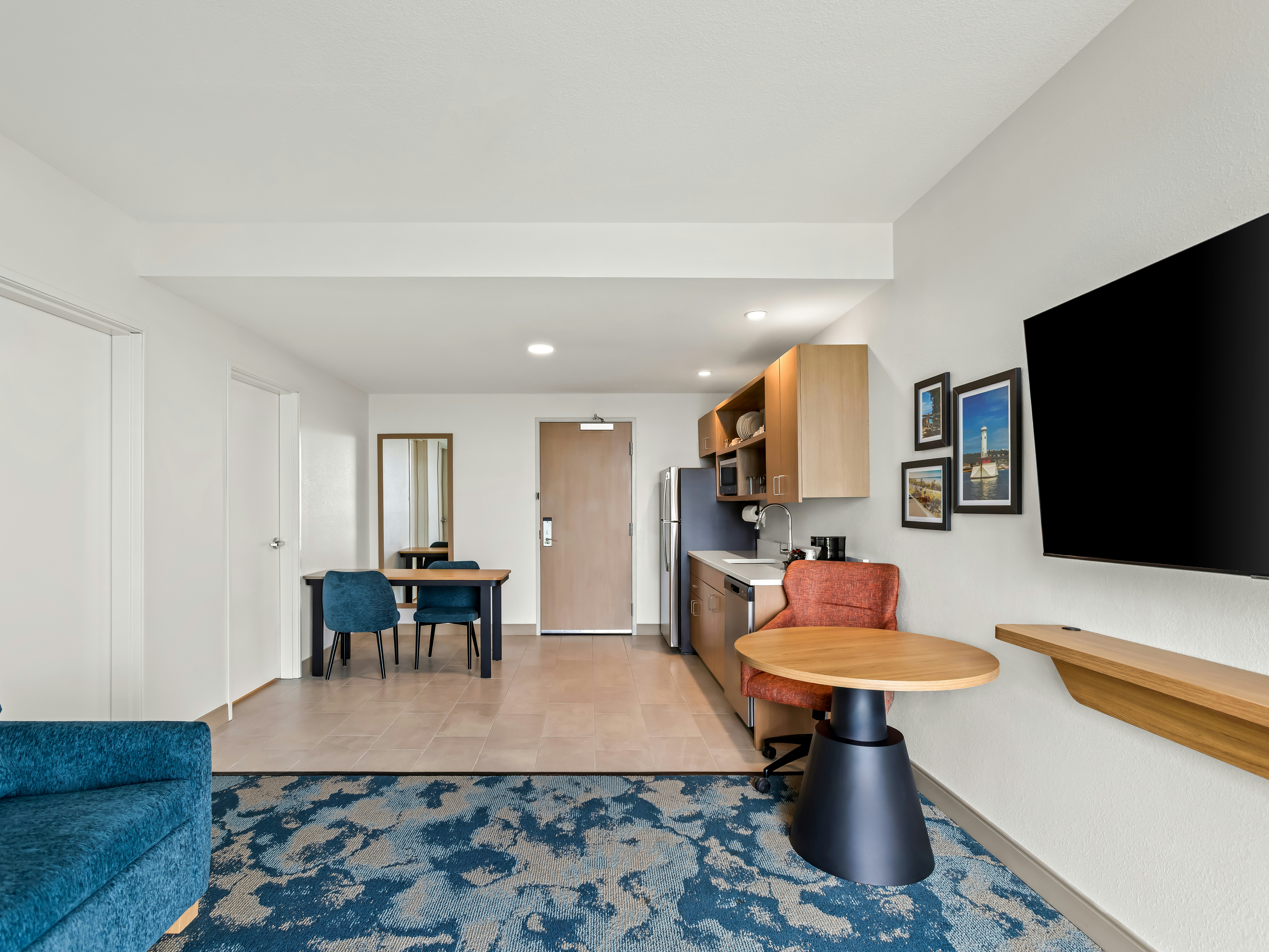 1 KNG BALC STE W/KITCHEN