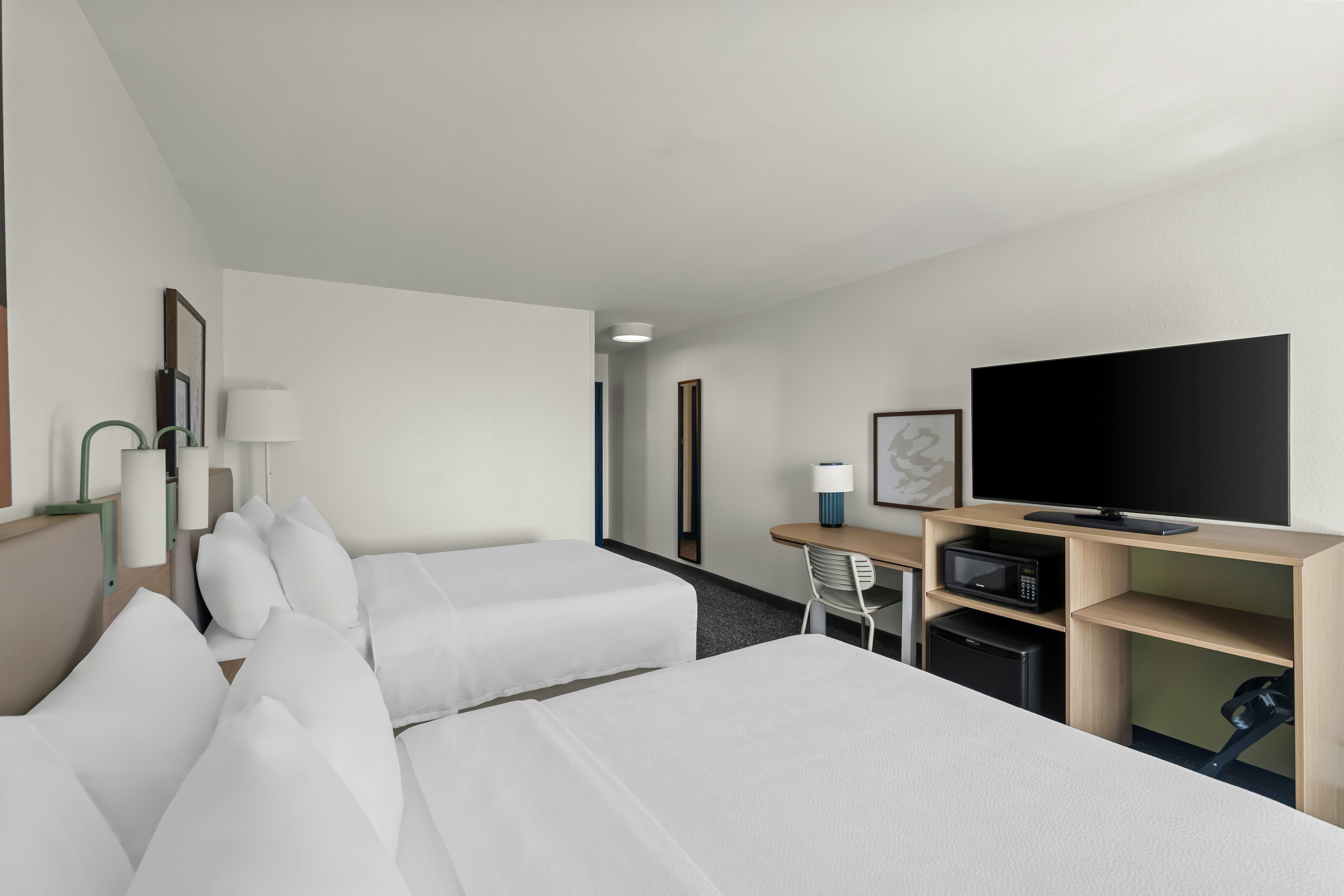 2 QUEEN BEDS