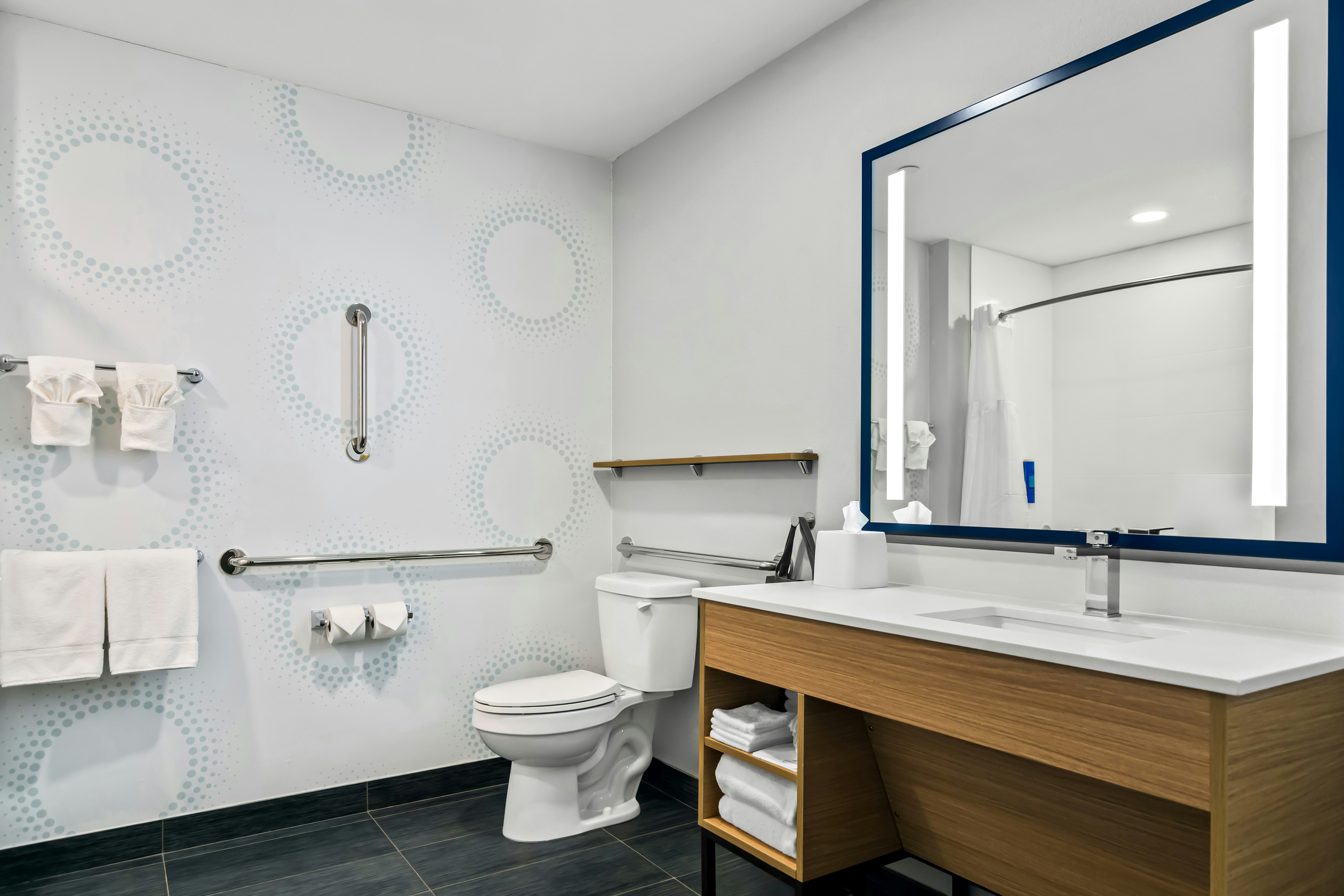 2 QUEEN ACCESSIBLE TUB