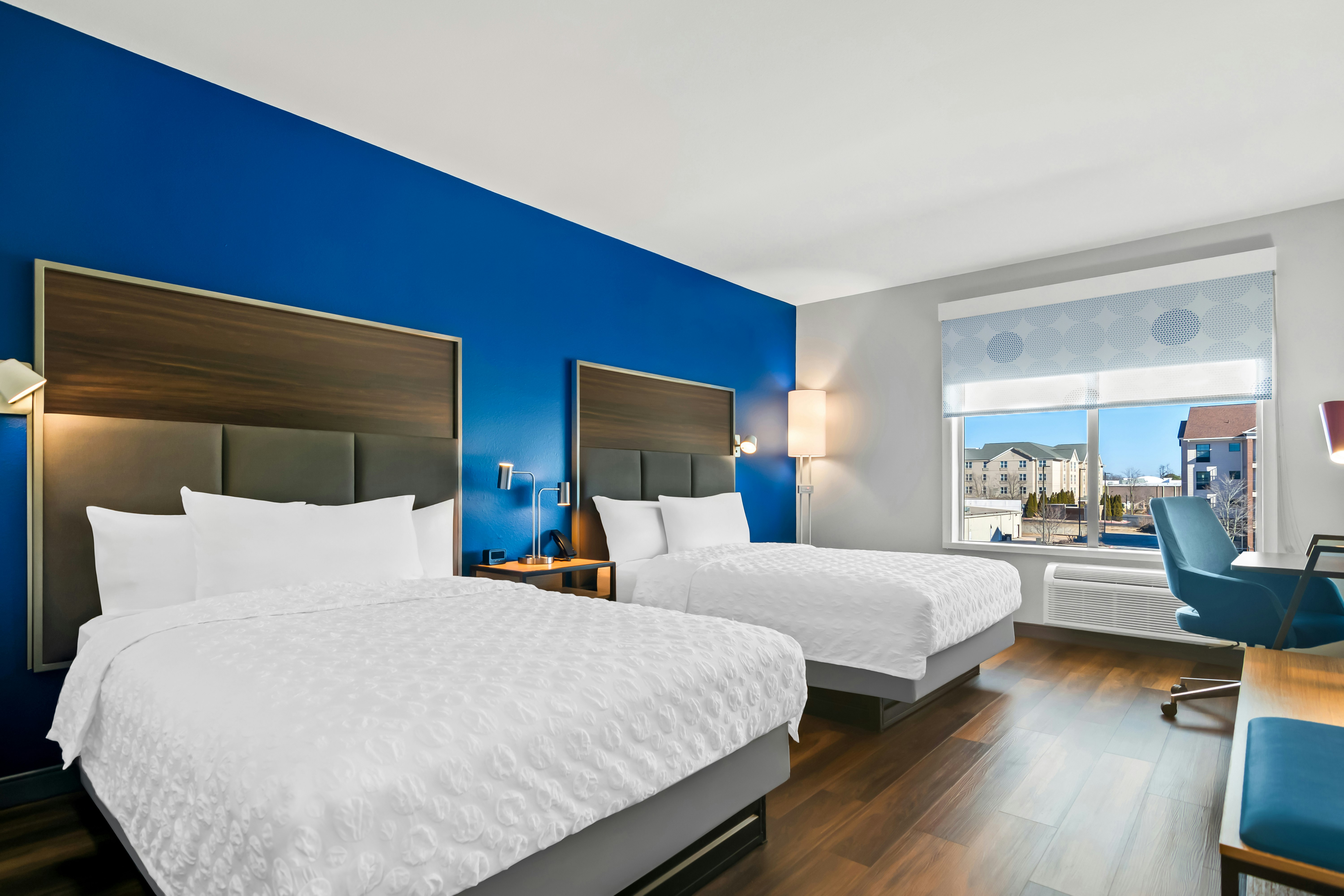 2 QUEEN BEDS