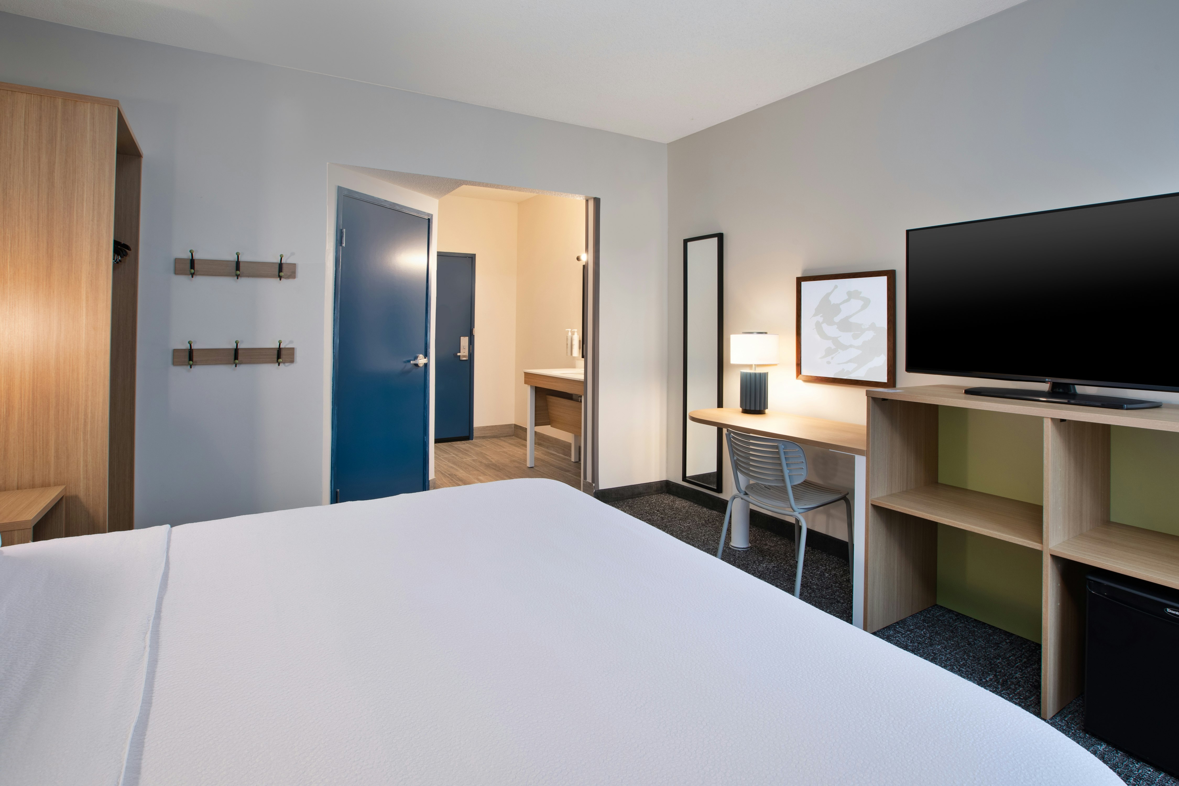 1 KING BED MOB ACCESS TUB