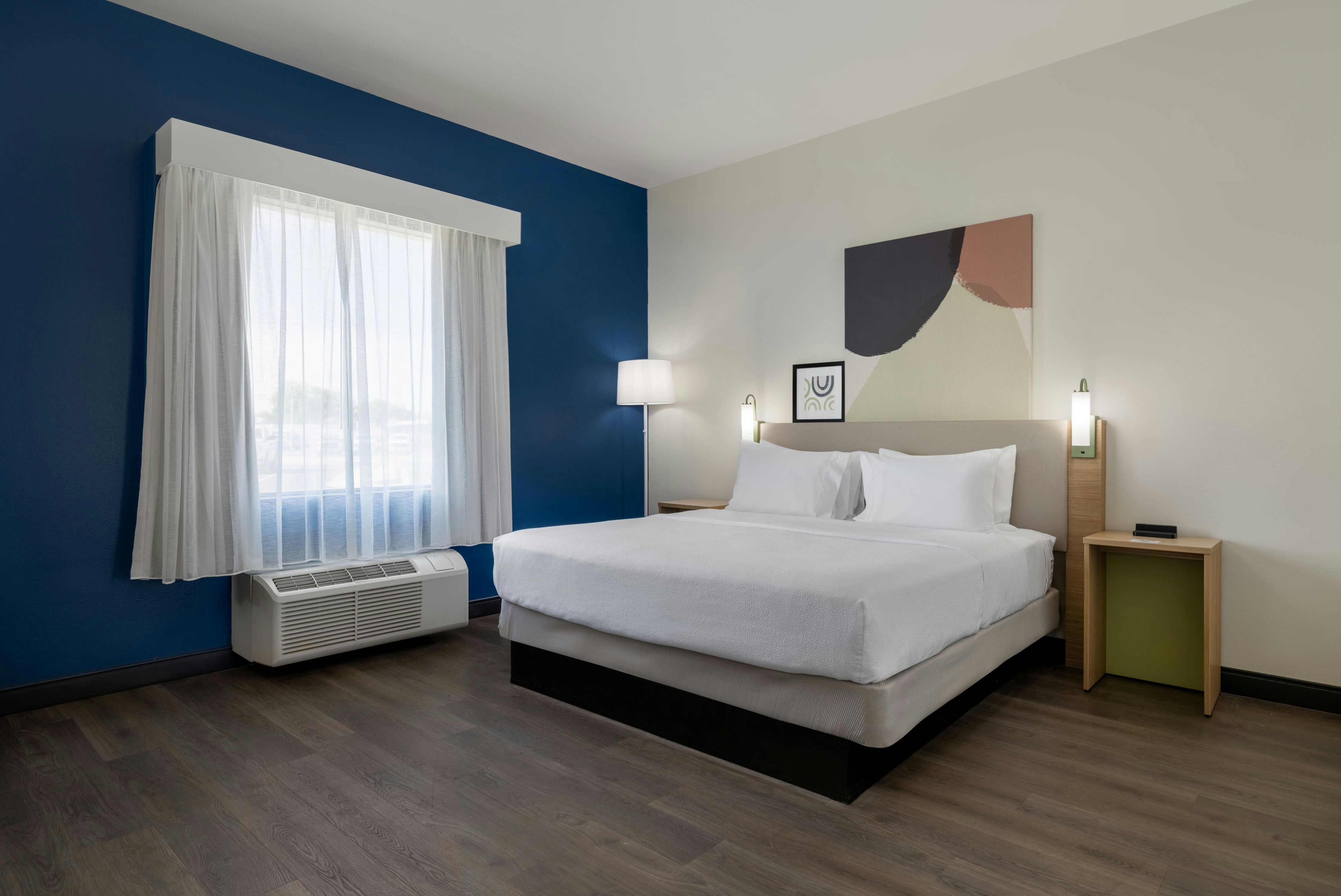 1 KING BED MOB ACCESS TUB