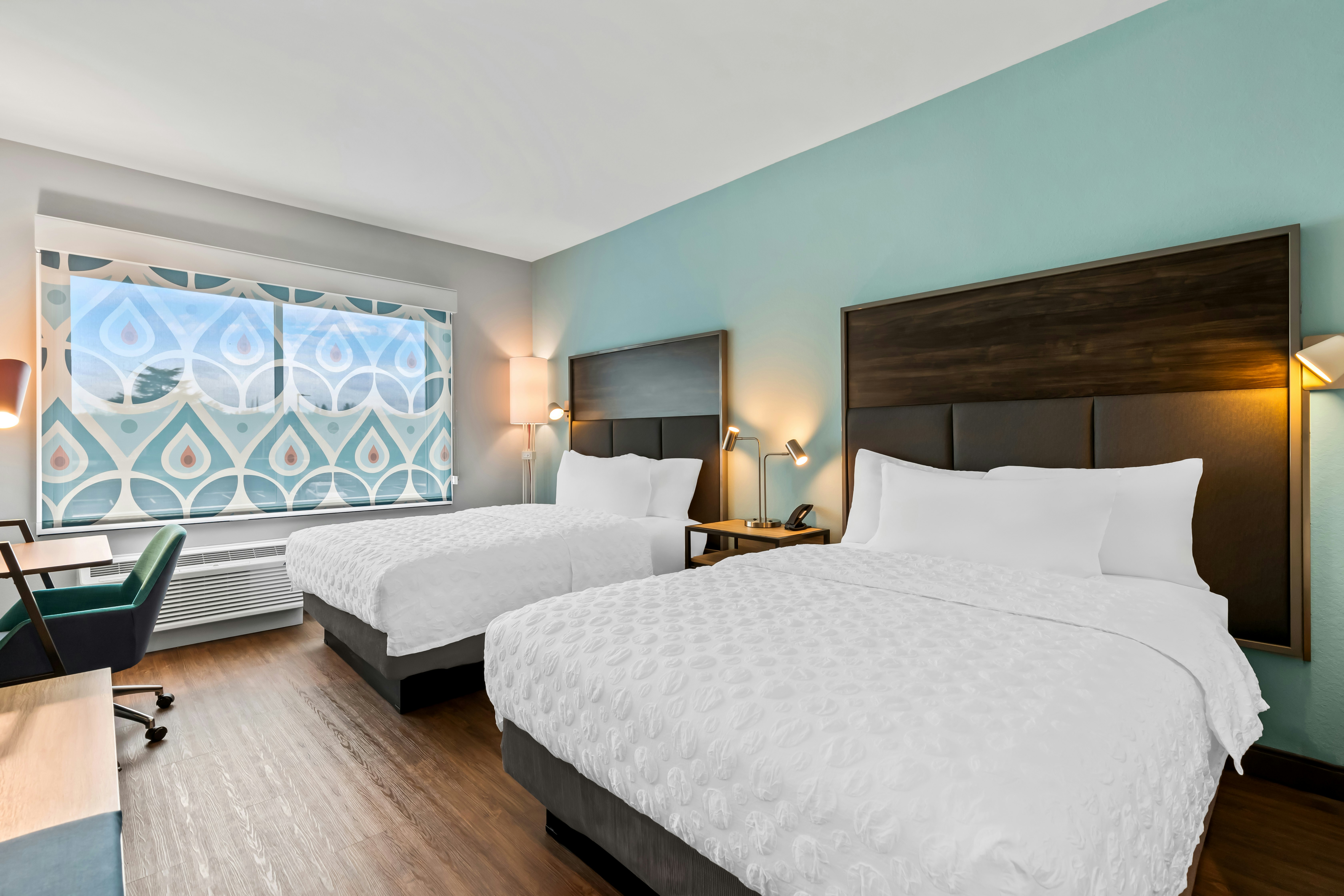 2 QUEEN BEDS
