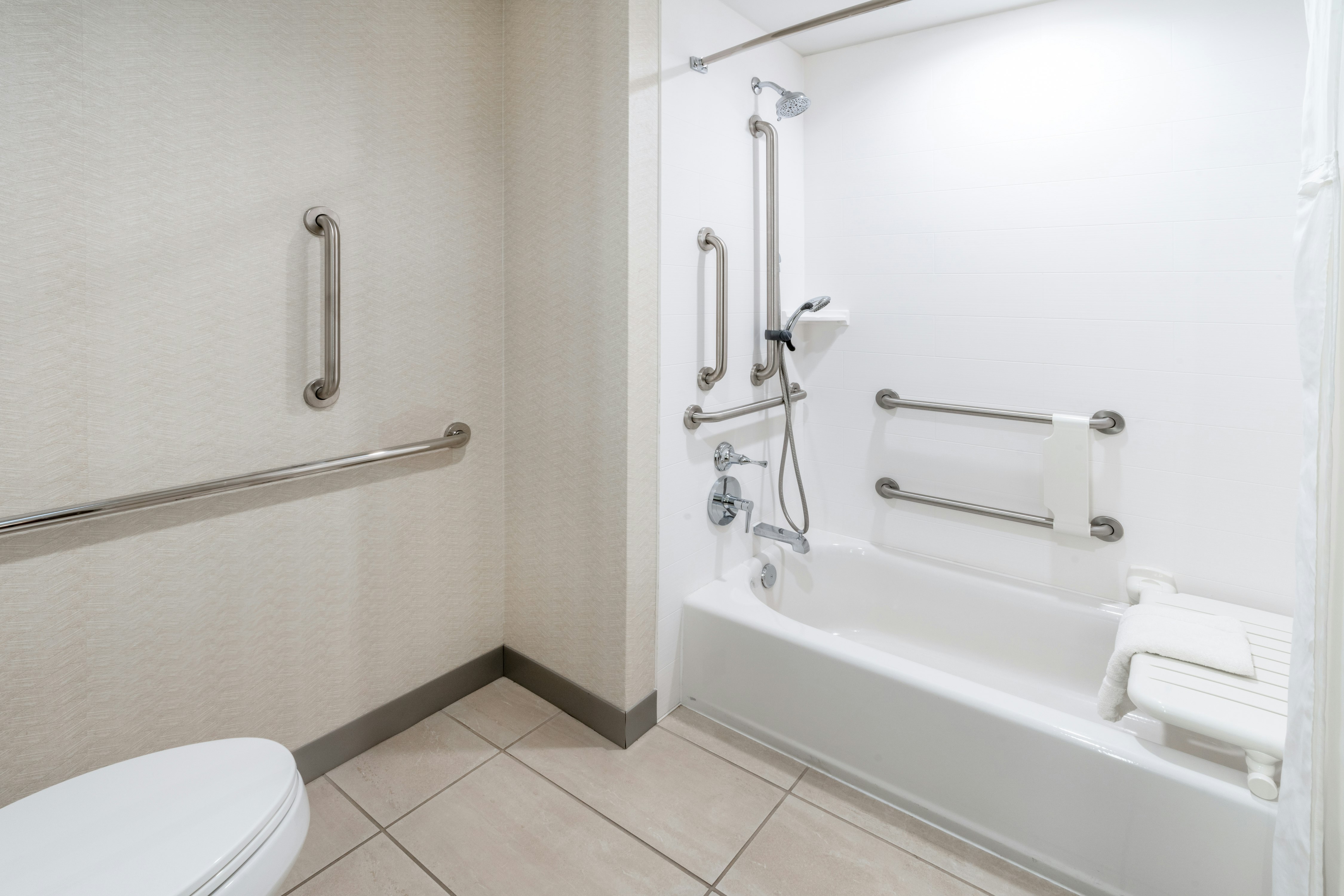 1 KG BED ACC RM W/BATHTUB