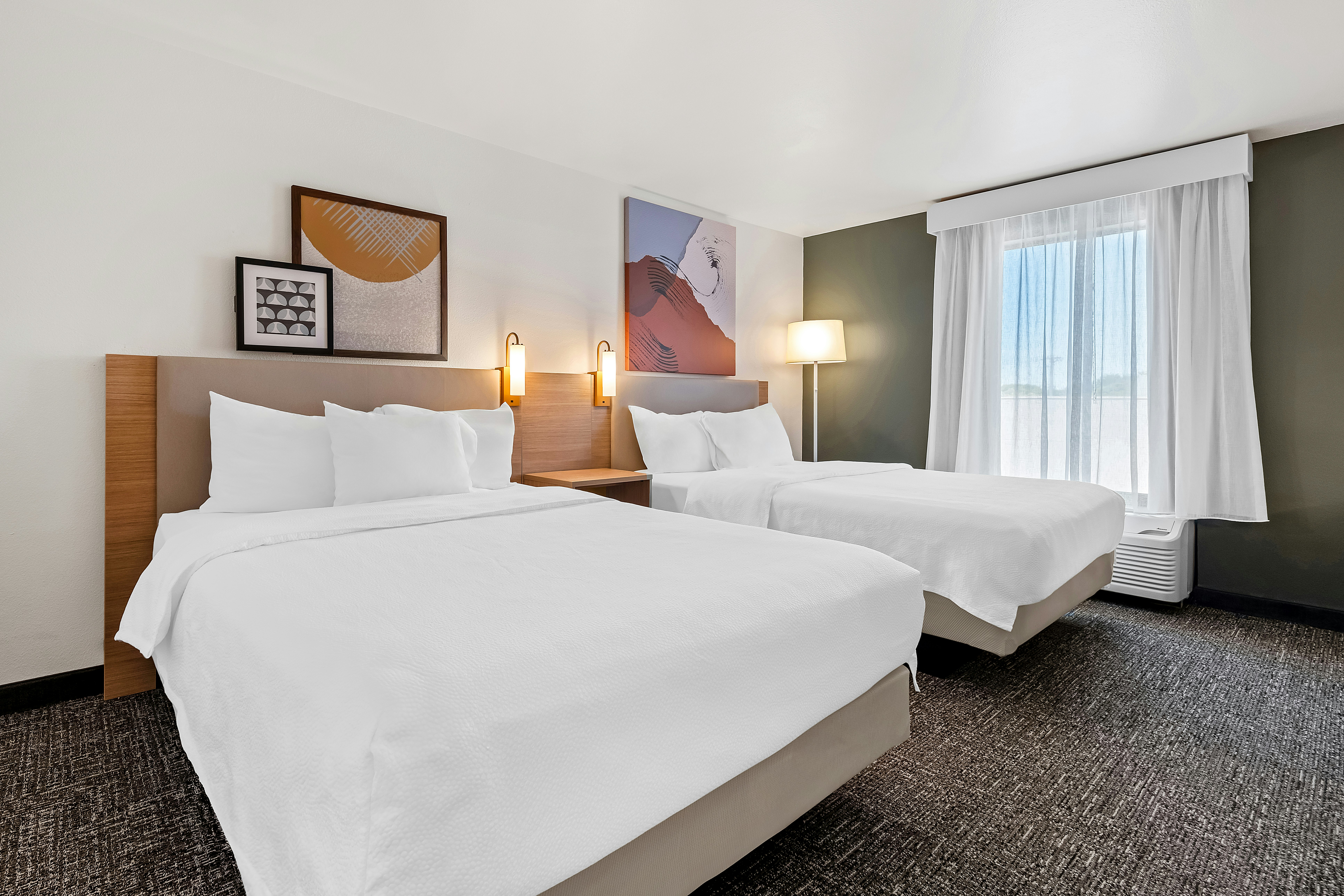 2 QUEEN BEDS