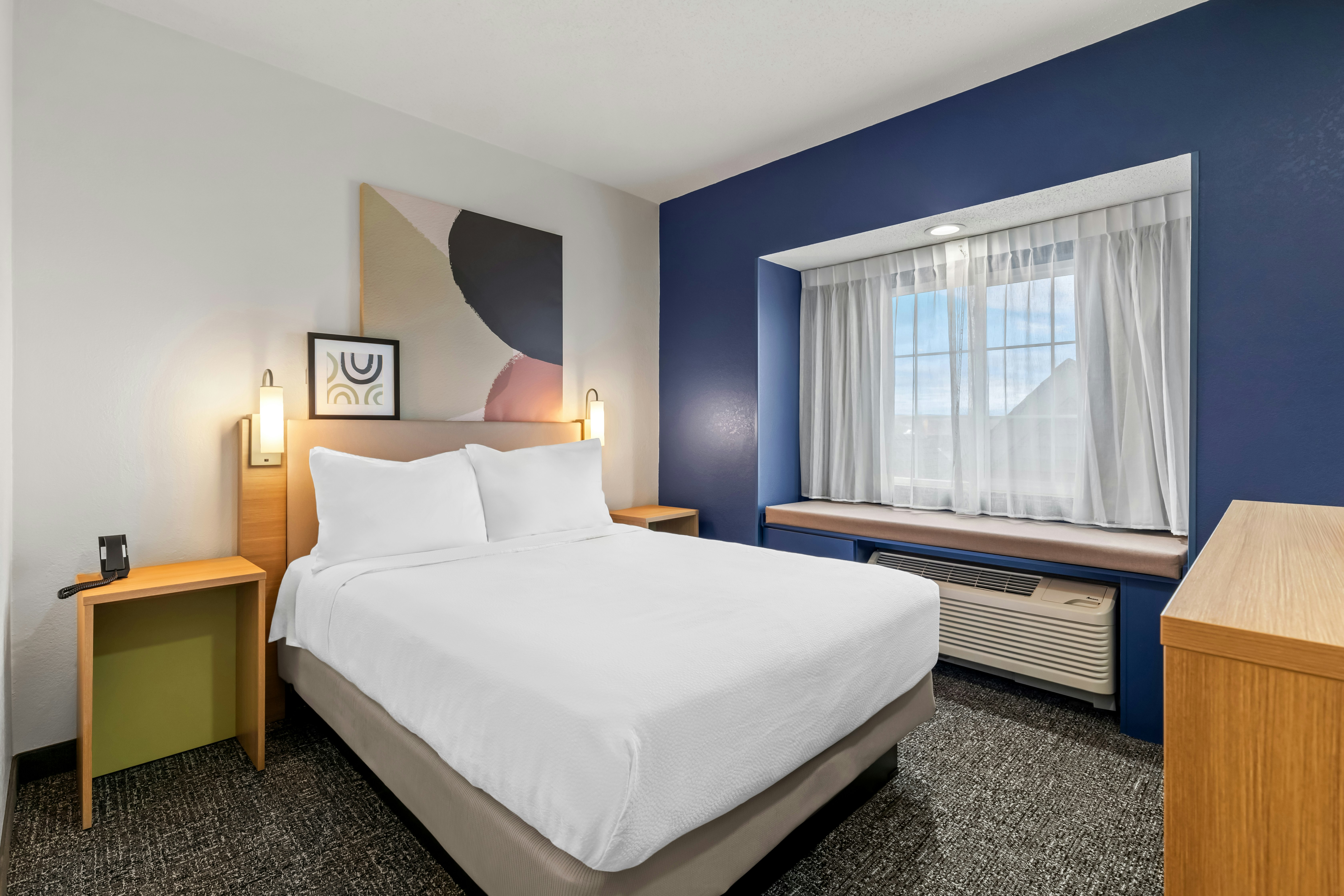 1 QN BED SUITE W/ SOFABED