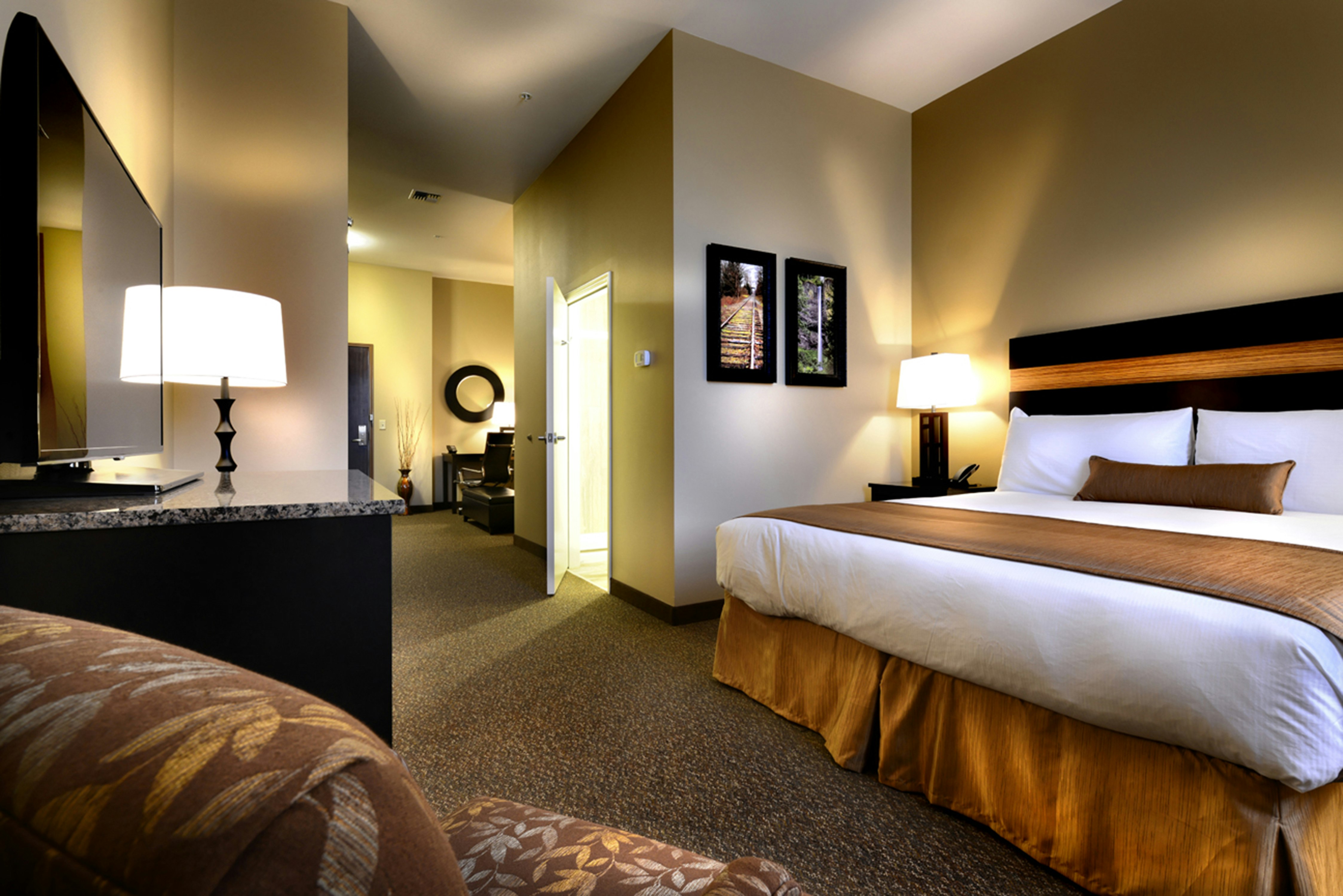 1 KING BED STUDIO SUITE