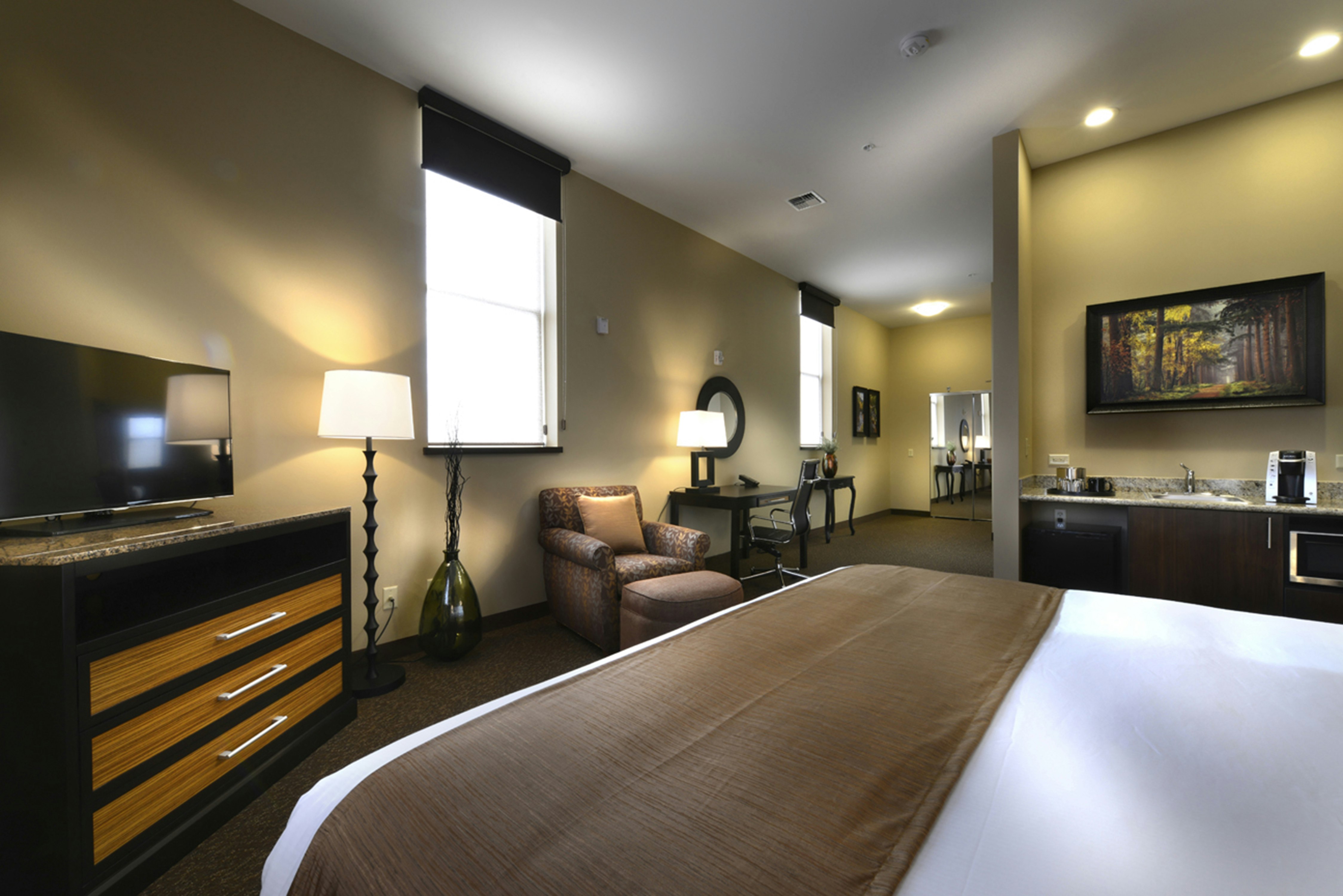 1 KING DELUXE CORNER ROOM