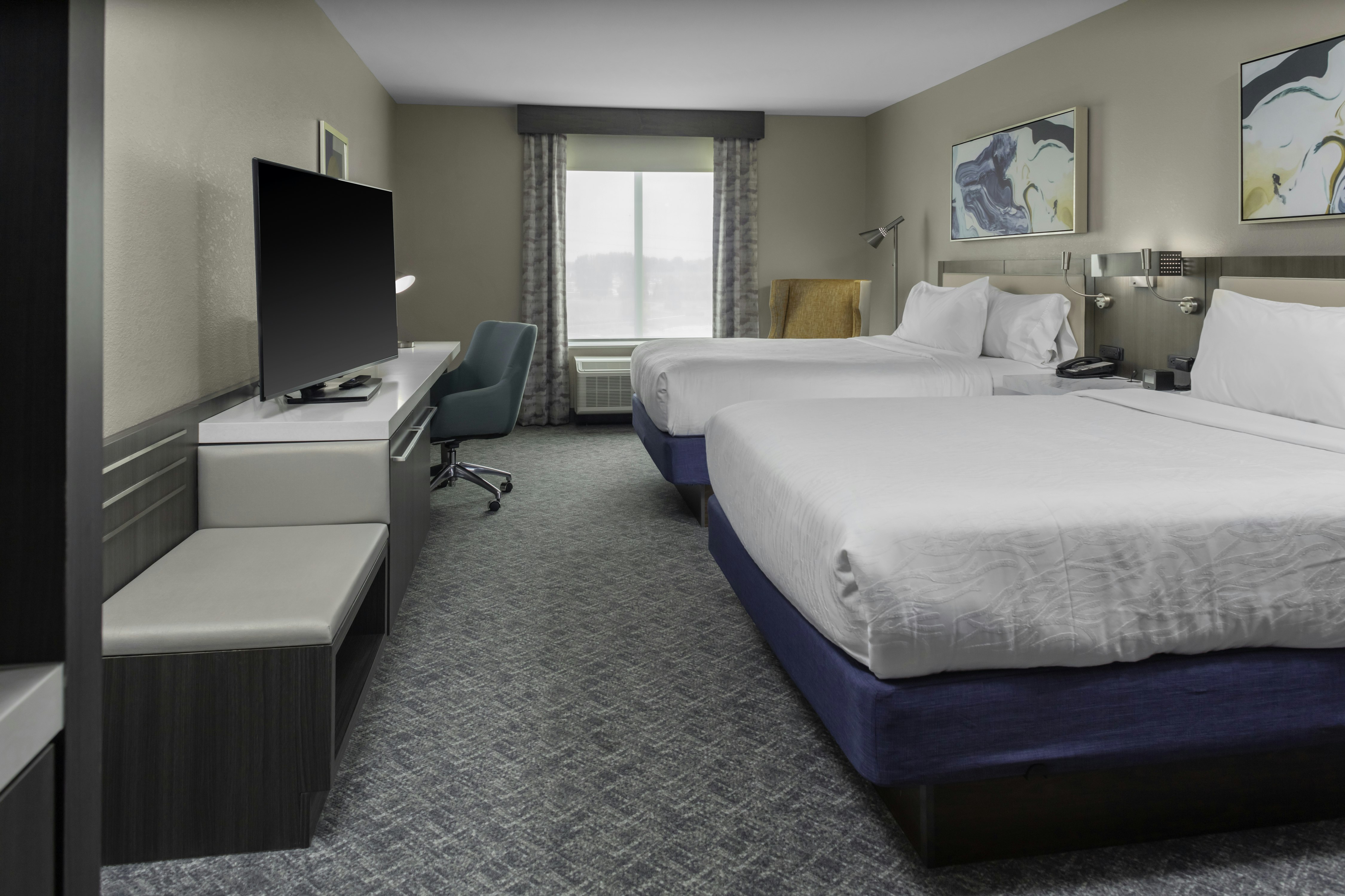 2 QUEEN BEDS