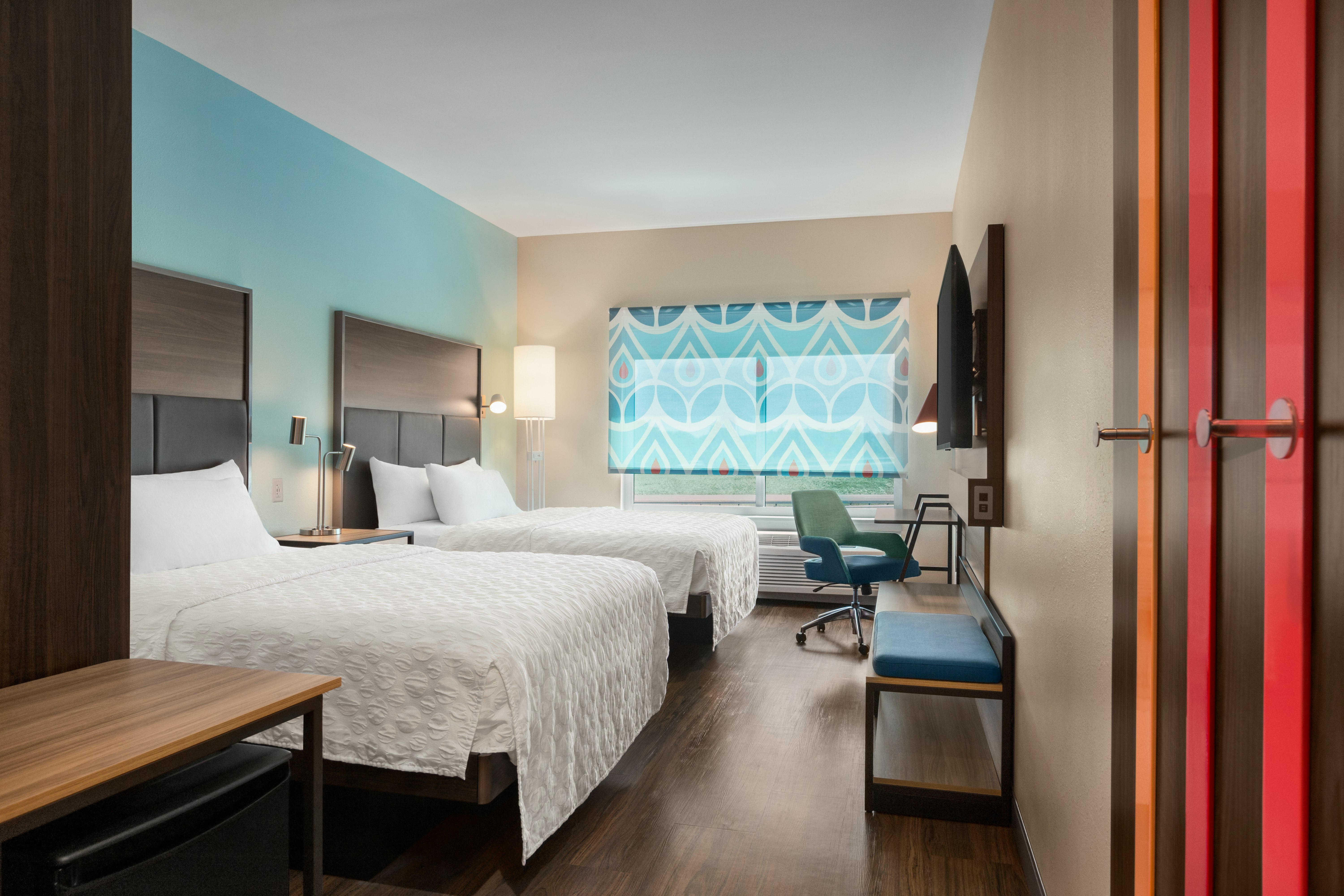 2 QUEEN BEDS