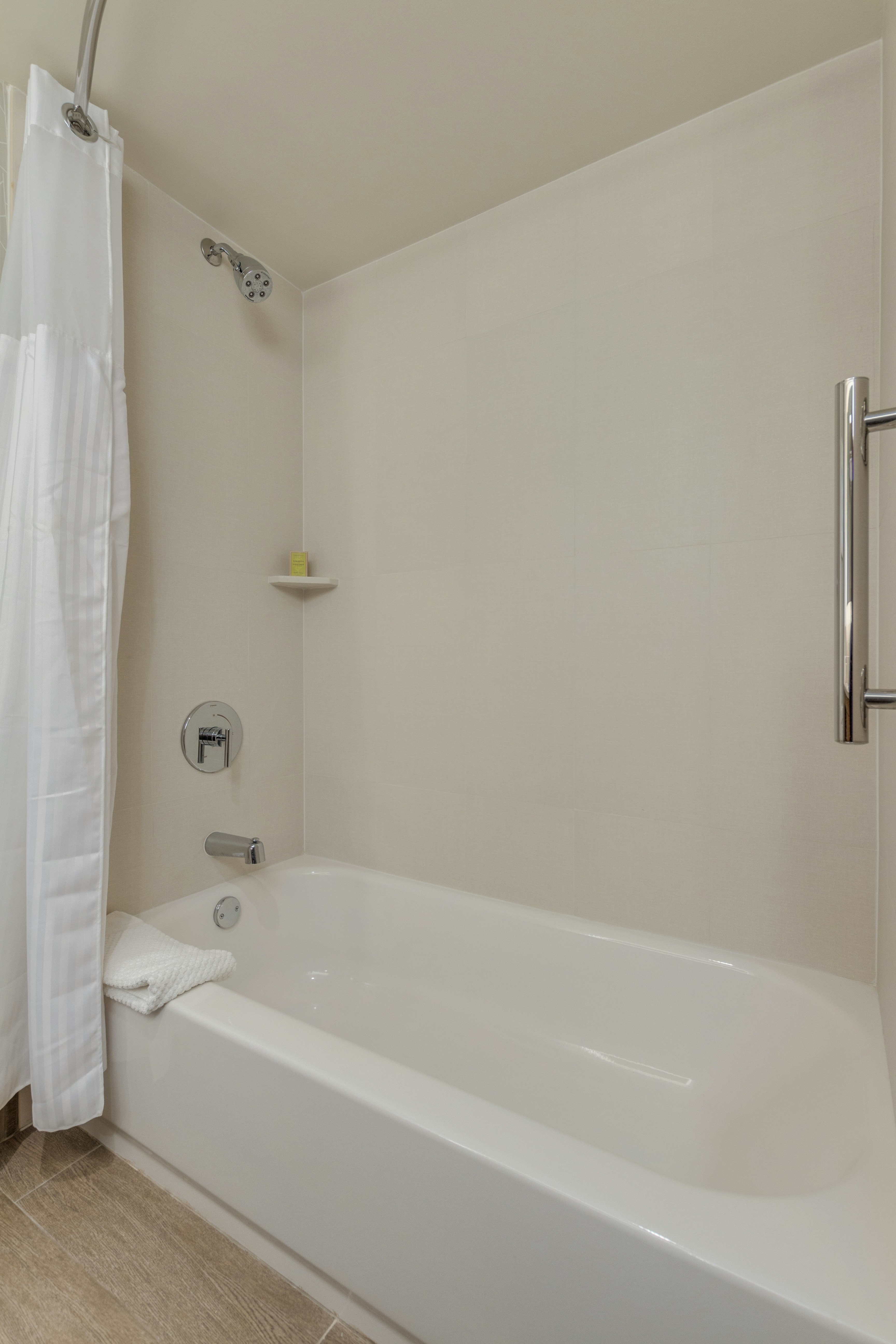 1 KING BED ACCESS BATHTUB