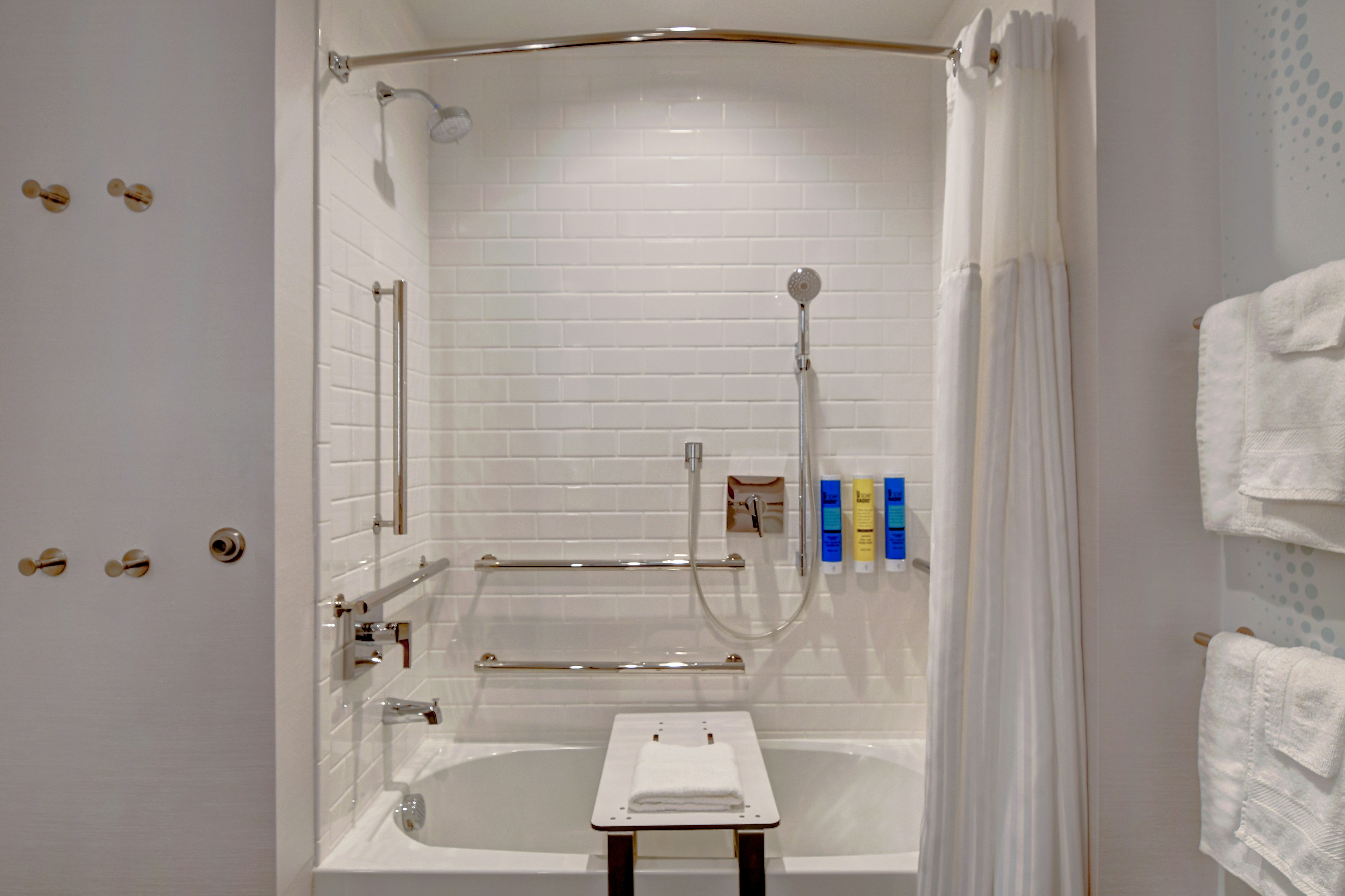 2 QUEEN ACCESSIBLE TUB