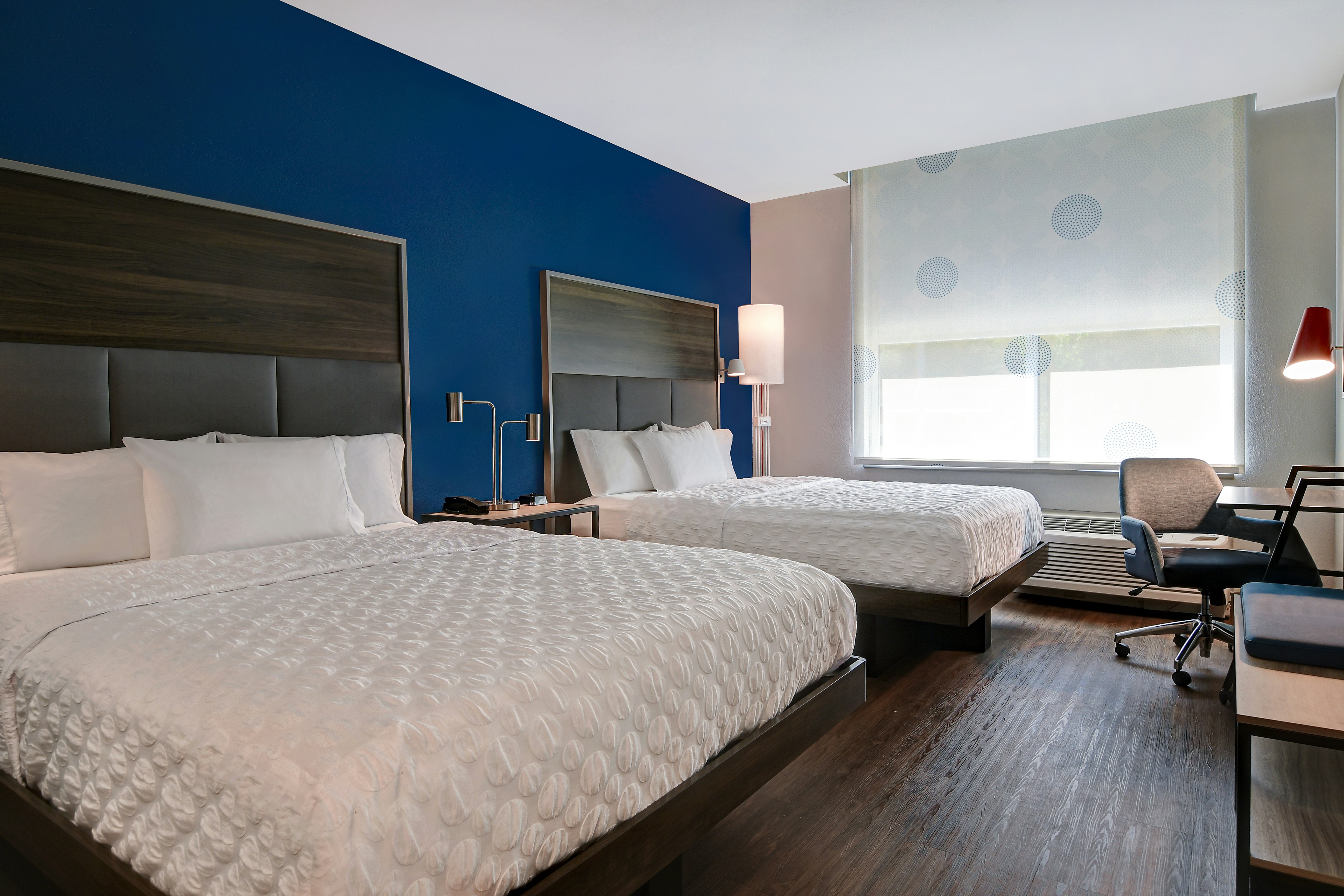 2 QUEEN BEDS